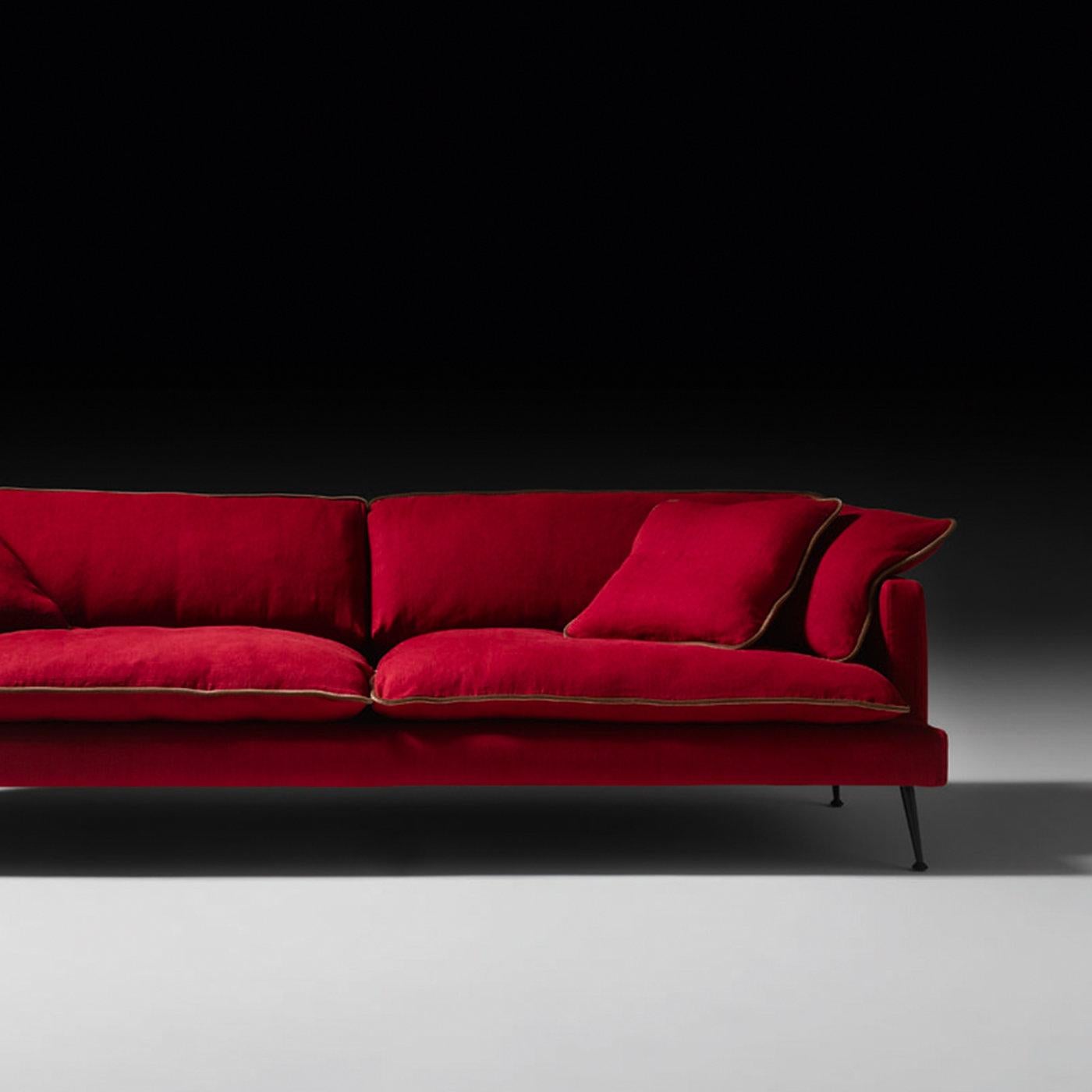 Exuding a comfortable and sensual aesthetic, this sofa features a structure in fir, poplar wood and metal, equipped with an elastic belt spring system stretched over a metal frame padded with high-resistance expanded polyurethane covered with