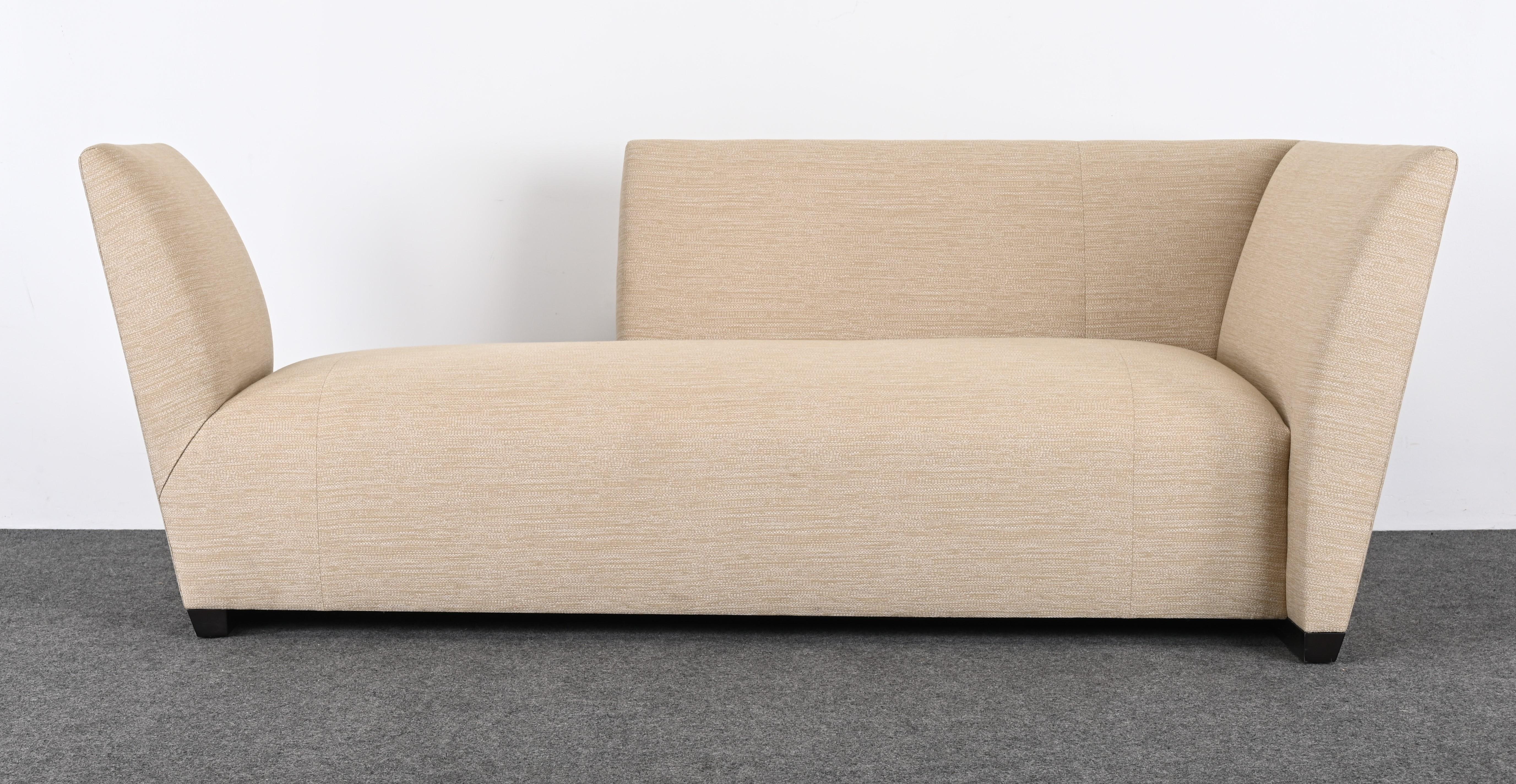 Un superbe canapé Island Sofa conçu par Joe D'Urso pour Donghia, dans les années 1990. Ce superbe canapé ou chaise longue est dans un état relativement neuf. Cette pièce fera sensation dans n'importe quelle pièce ou intérieur. La sellerie est en