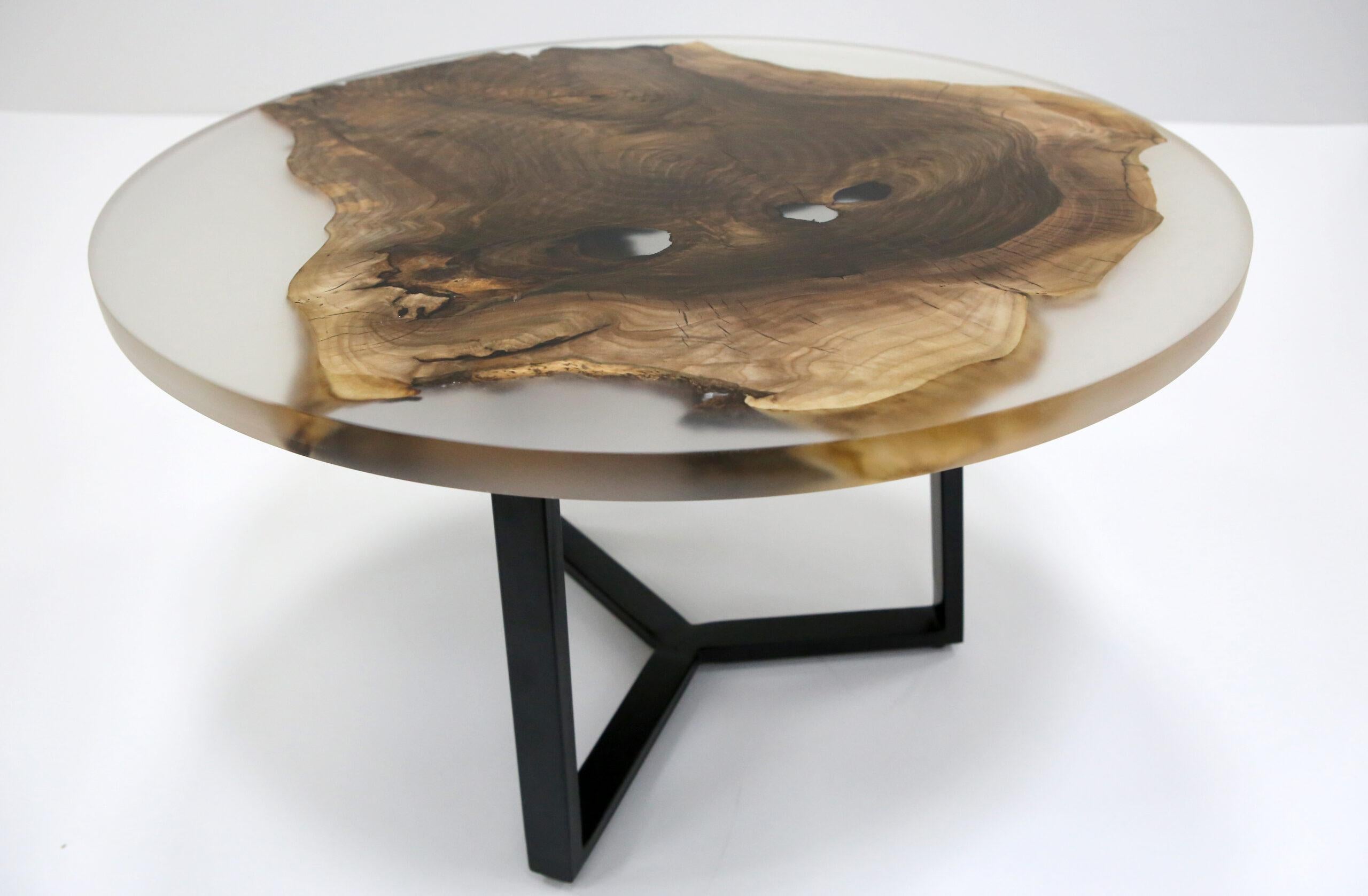 Table basse Island W par KV Design
Unique en son genre
Dimensions : Ø 75 x H 50 cm : Ø 75 x H 50 cm.
MATERIAL : Noyer, métal et résine époxy.

Tous les produits sont fabriqués sur mesure en 1 exemplaire unique. Veuillez nous contacter.

KV Design