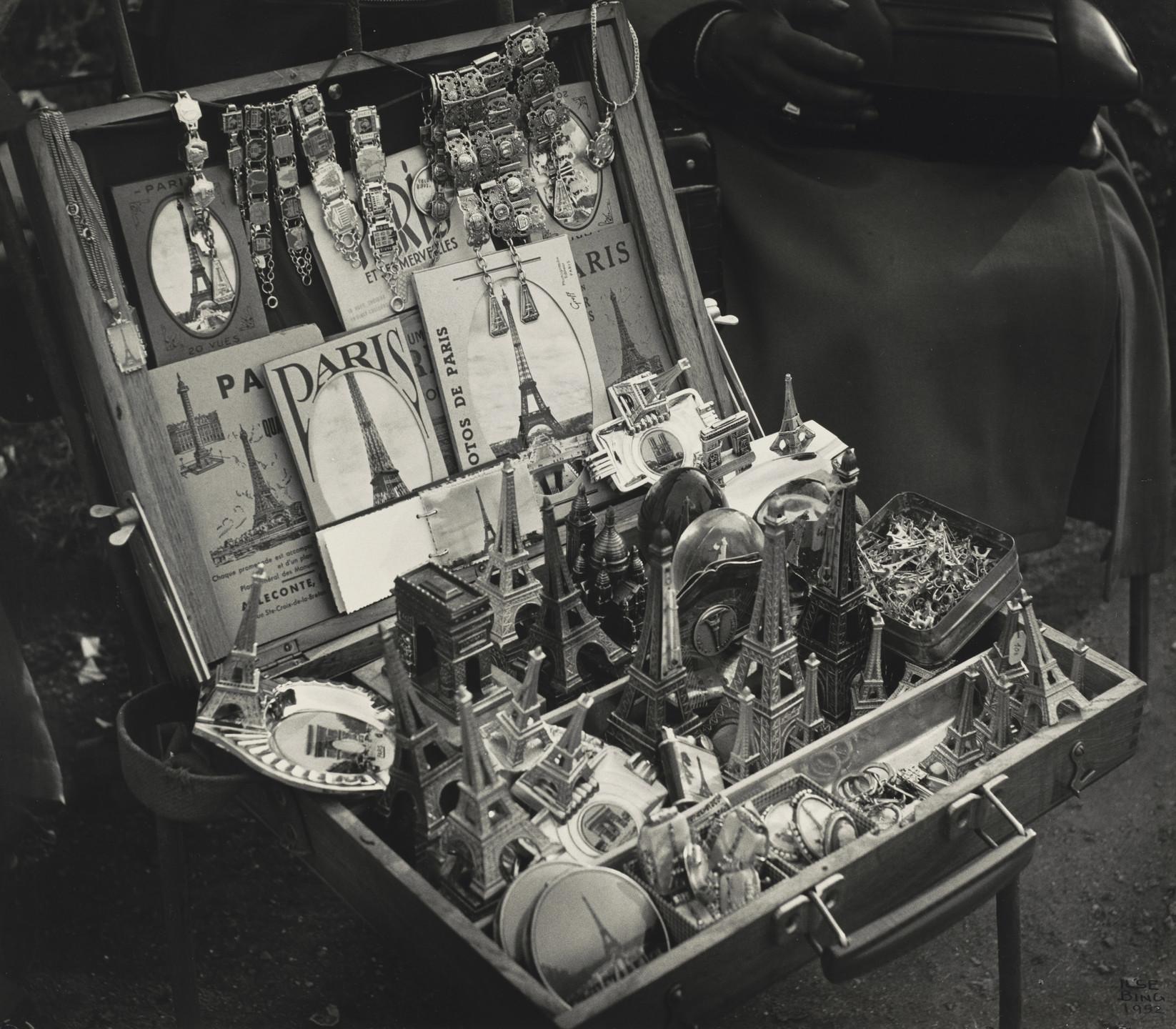 Tutta Parigi in una scatola, 1931 - Ilse Bing (Fotografia in bianco e nero) XX secolo - Photograph di Isle Bing
