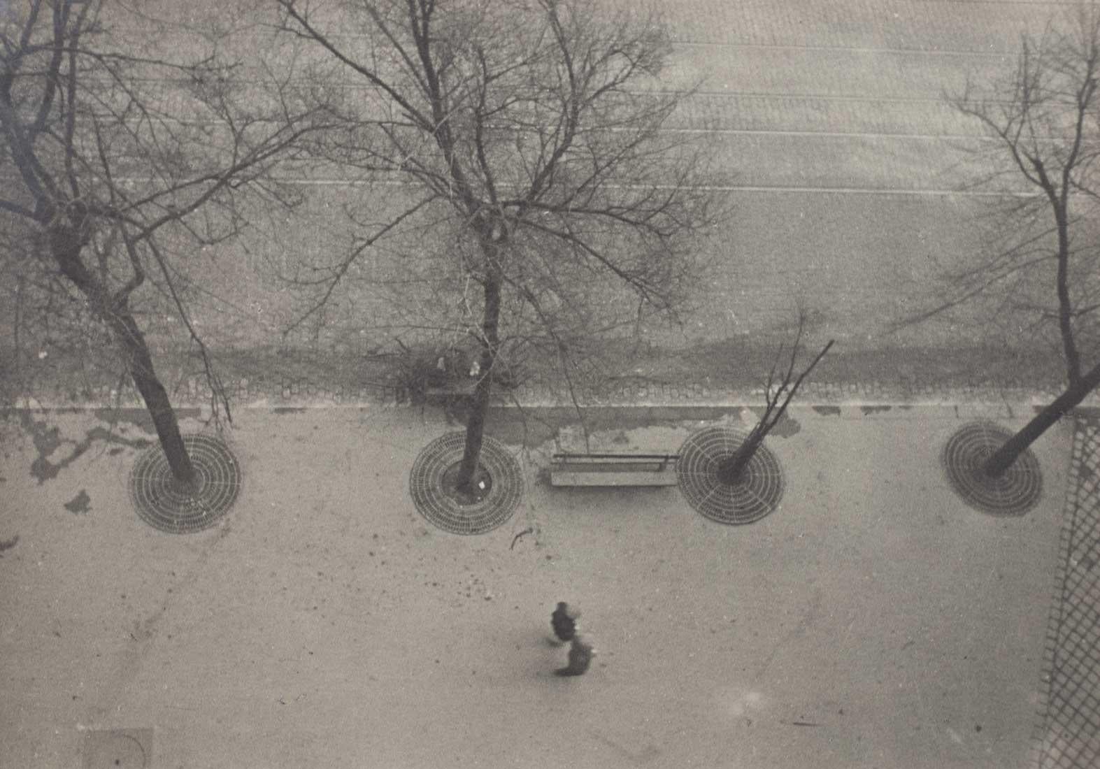 Avenue du Maine, Paris, 1932 - Ilse Bing (Schwarz-Weiß-Fotografie) – Photograph von Isle Bing