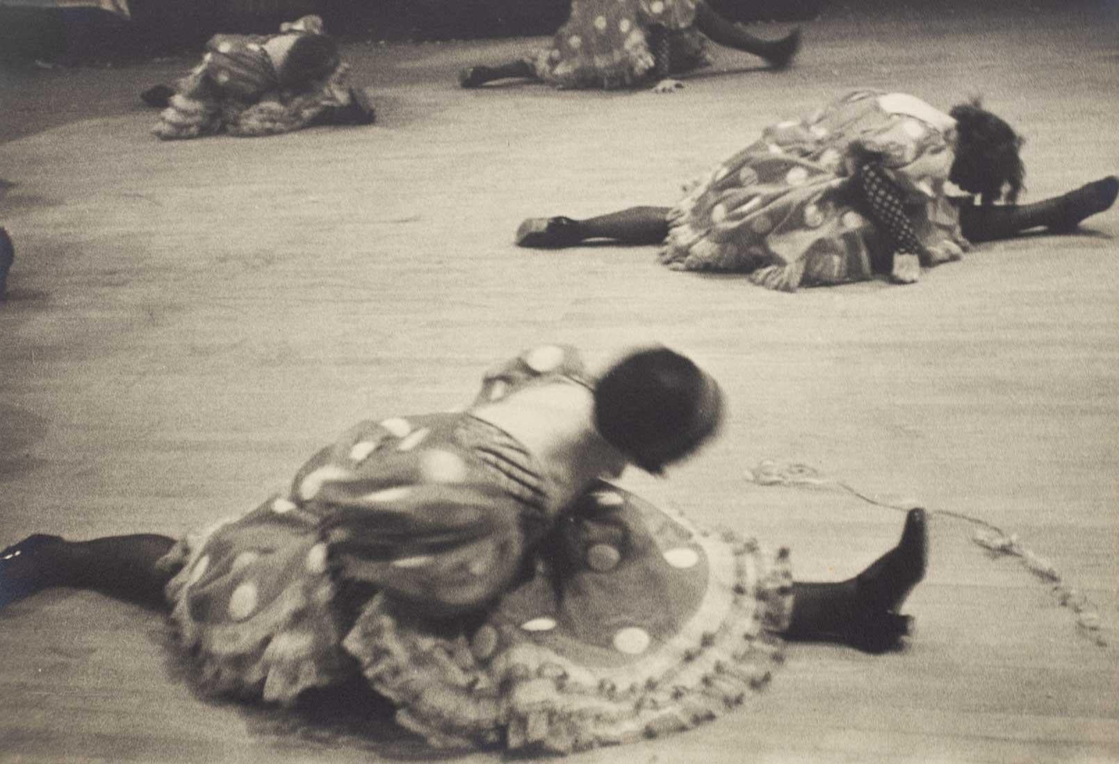 Black and White Photograph di Isle Bing - Ballerine di Cancan, Moulin Rouge, Parigi, 1931 - Ilse A. Bing (Fotografia B/N)