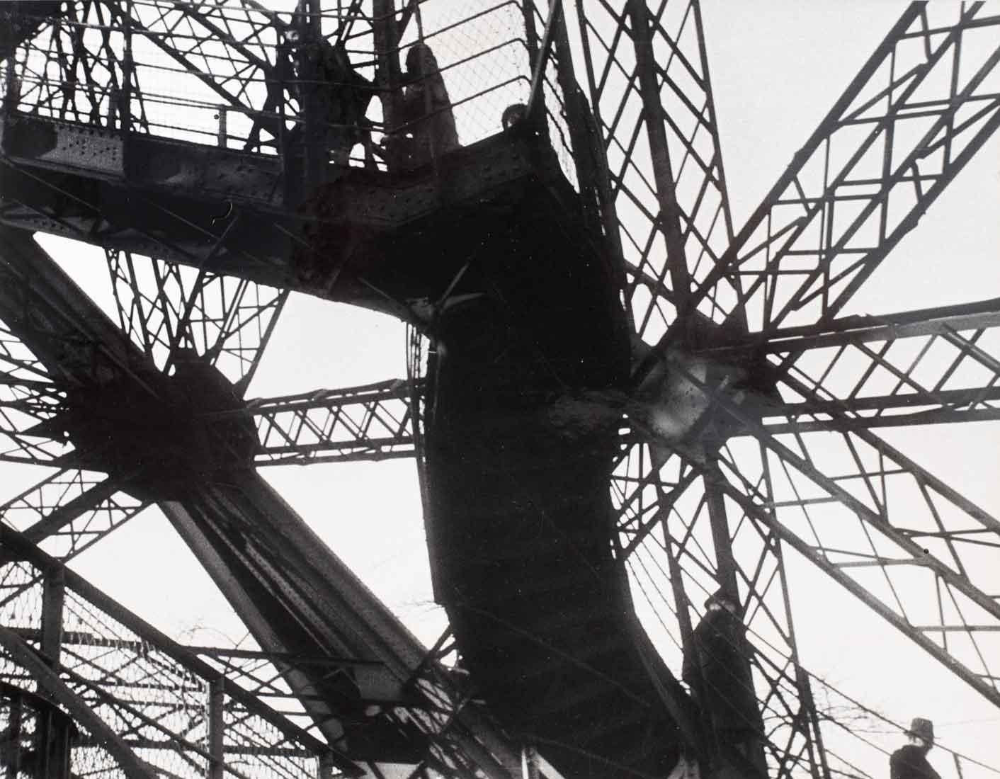 Torre Eiffel, 1931 - Ilse Bing (Fotografia in bianco e nero) XX secolo - Photograph di Isle Bing