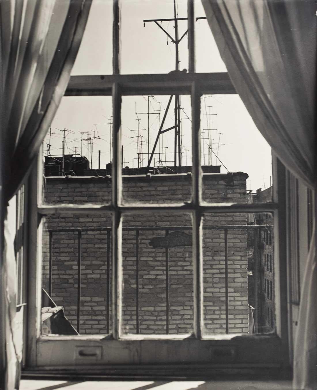 Isle Bing Black and White Photograph - New York, 1951 - Ilse Bing (Black & White Photography) Mid-20th Century