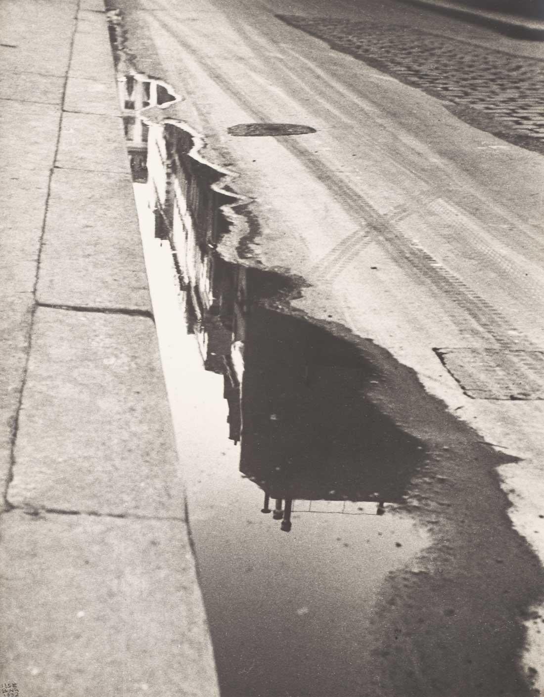 Riflesso, Rue de Valois, Parigi, 1932 - Ilse Bing (Fotografia in bianco e nero) - Photograph di Isle Bing