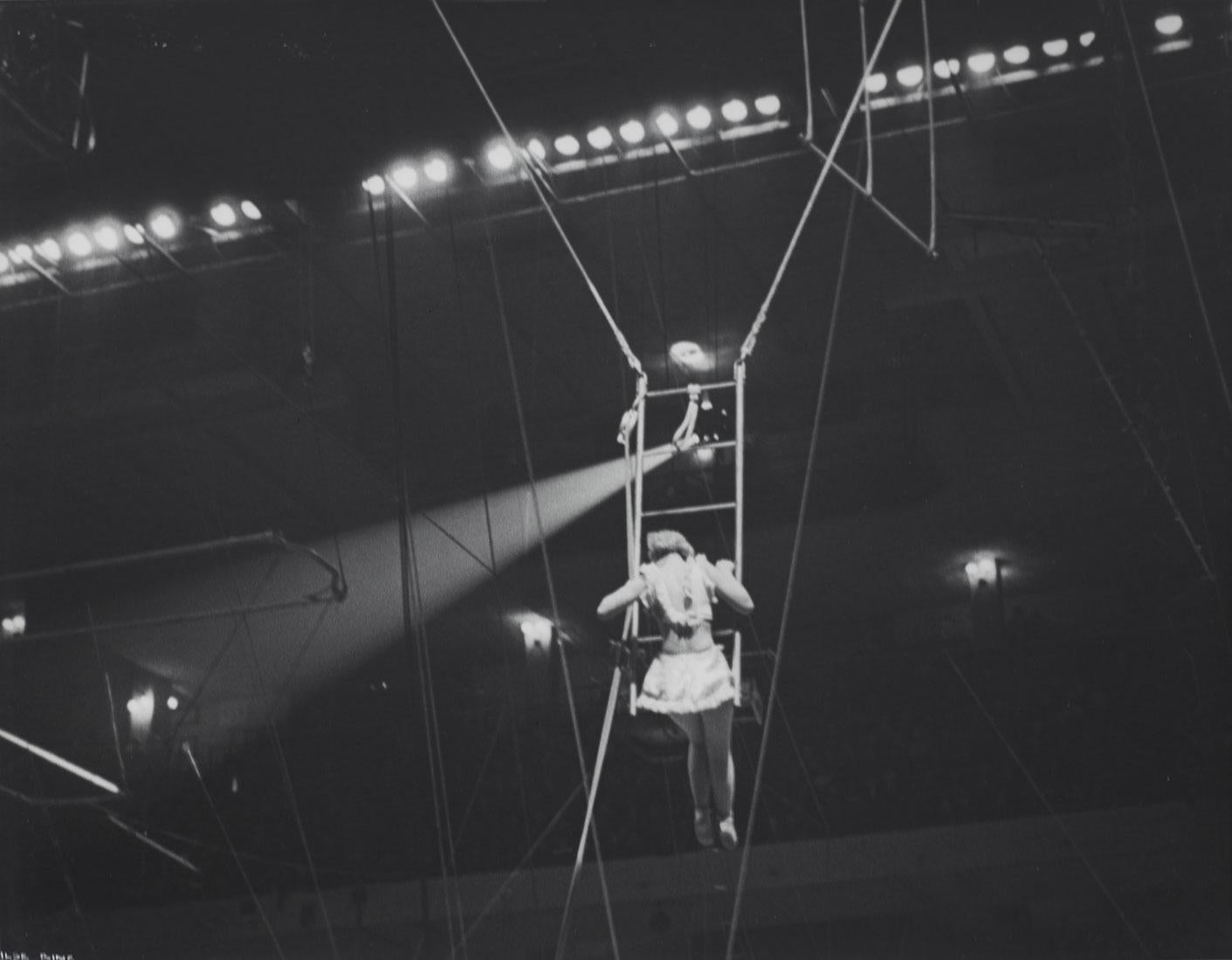 Black and White Photograph di Isle Bing - Artistics, circo Ringling Brothers, New York, 1936 - Ilse Bing