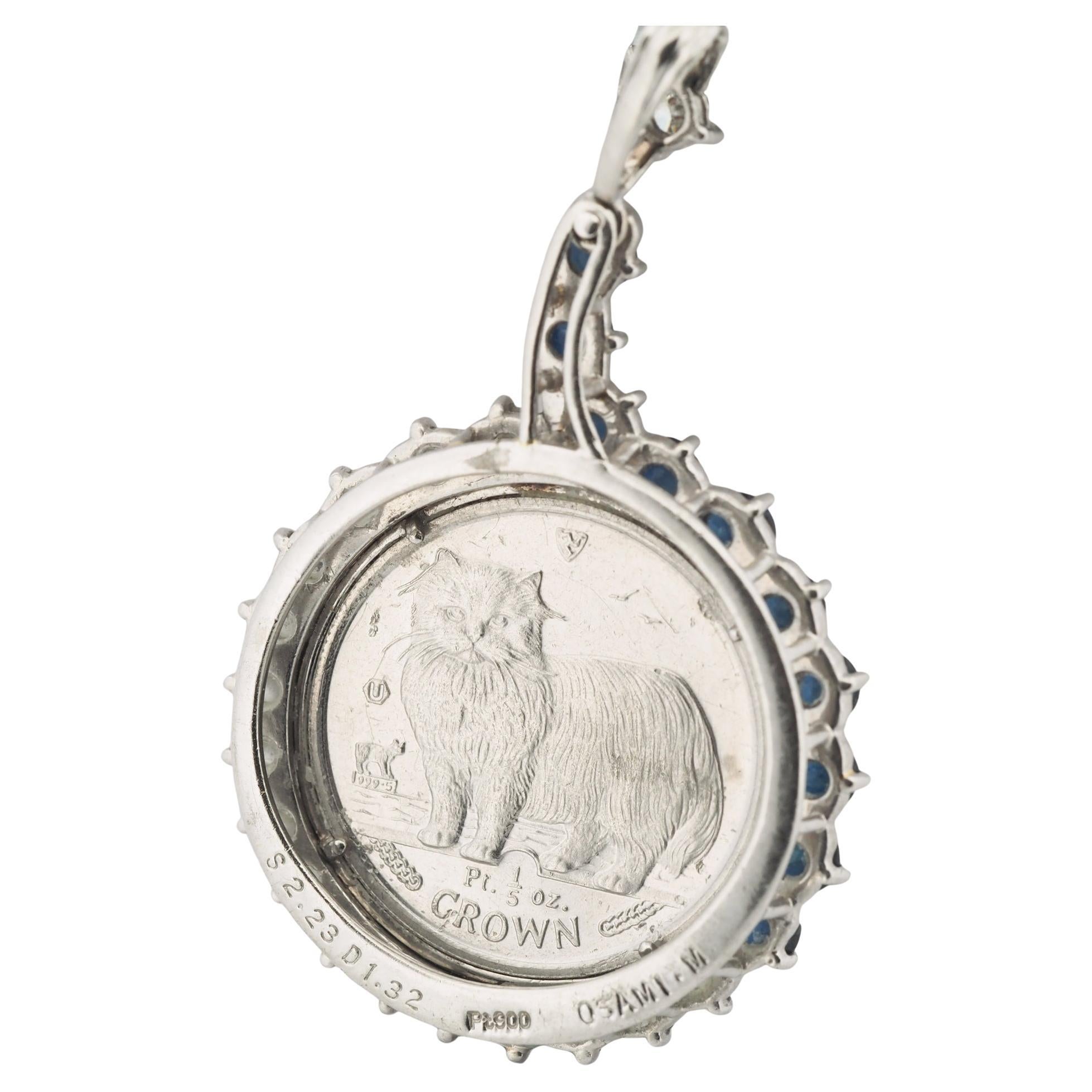 Articolo: Autentico ciondolo a forma di moneta del gatto persiano del 1989 dell'Isle of Man.
Pietra: Diamante ( totale 1,32ct ), Zaffiro ( totale 2,23ct )
Metallo: Moneta - Platino 1000, Ciondolo con incastonatura superiore - Platino 900
Misura