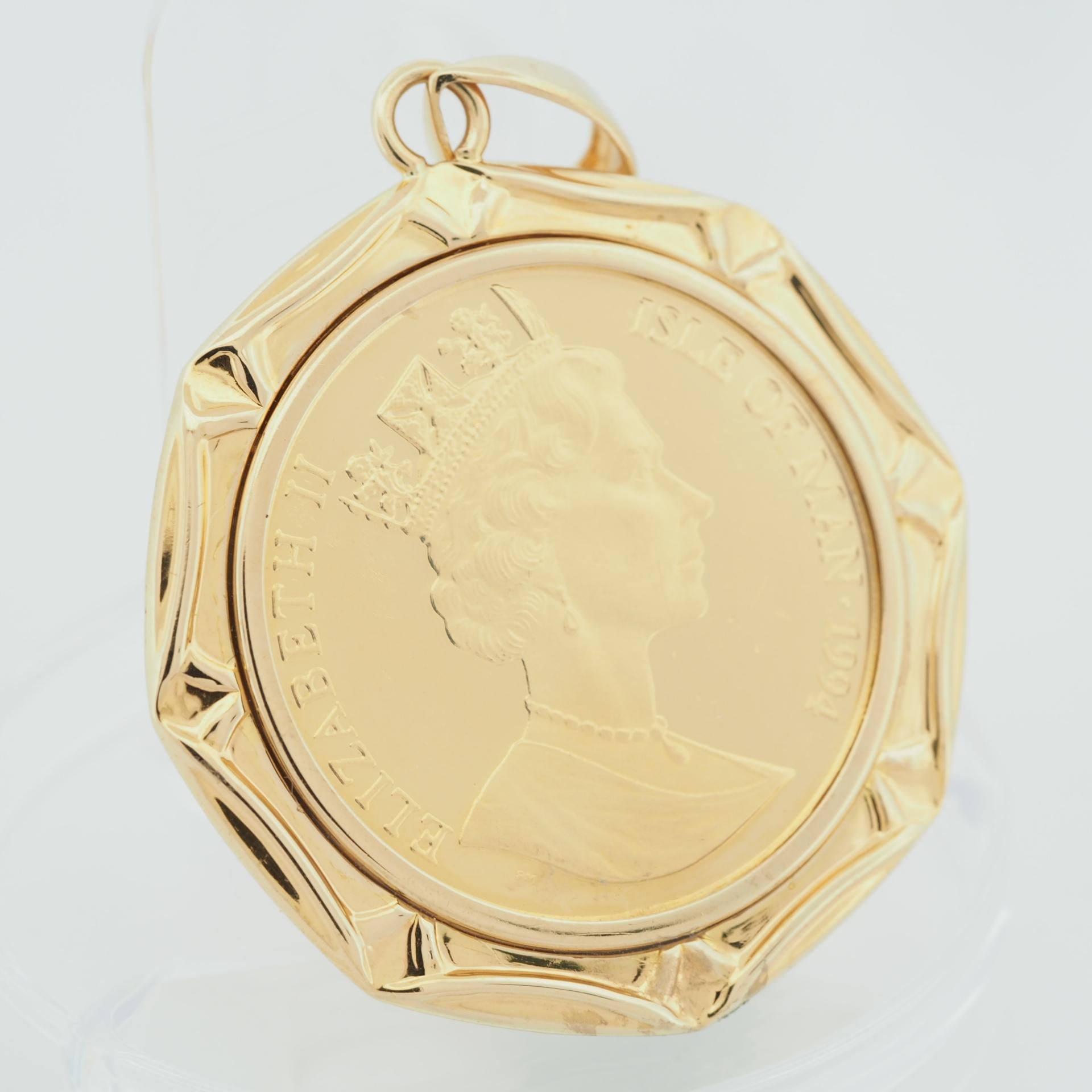 Women's or Men's Isle of Man 1994 Japanese Bobtail Elizabeth II Coin 1/2 Crown Gold Pendant Top For Sale