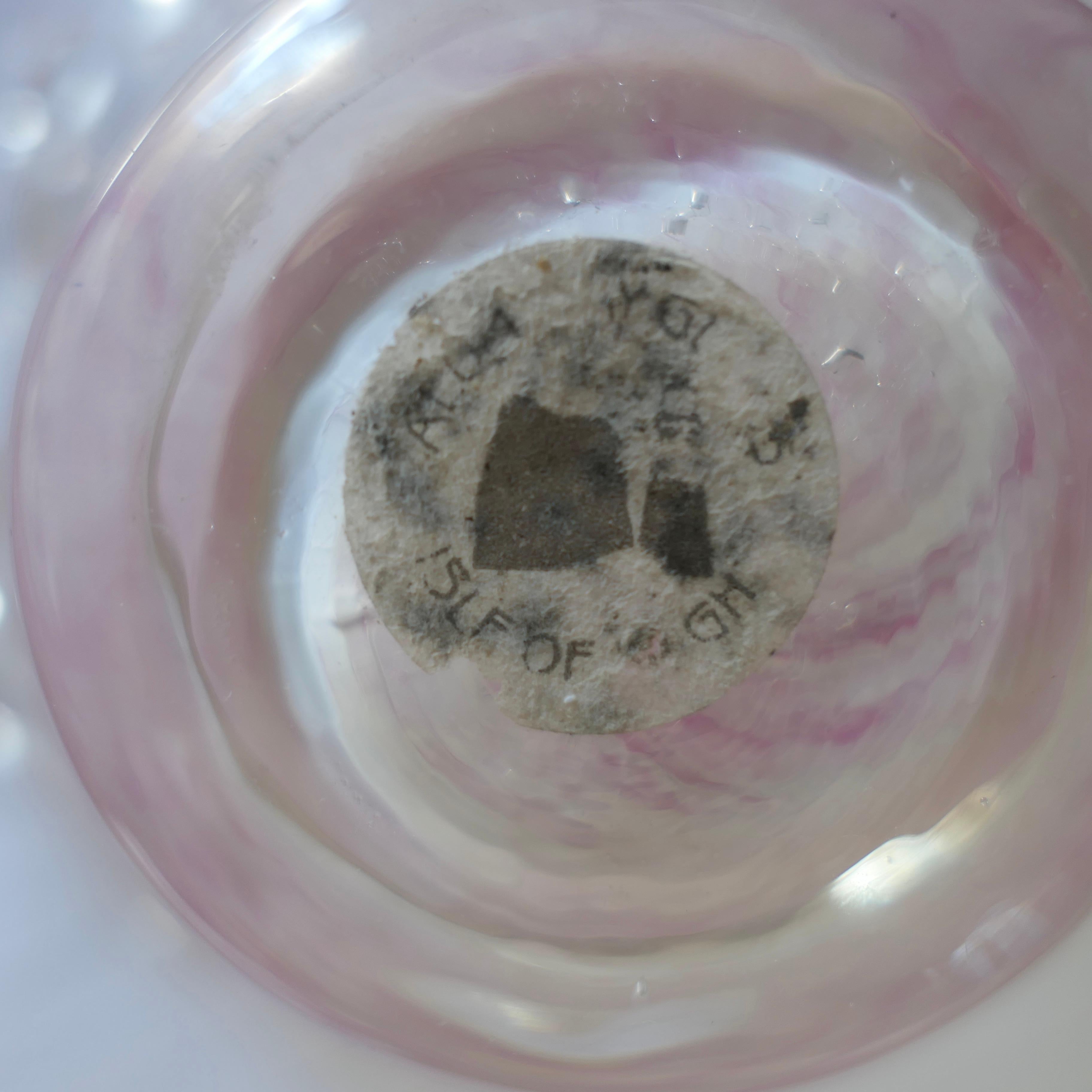 Isle of Wight Kunstglas-Schale mit Gehäuse in Rosa-Schirm in Schattierung und geraffter Platte

Eine schöne Alum Bay Isle of Wight Pink White Glas Schüssel / Schale mit einem Frill Edging.
Schönes Design Rüsche ungleichmäßige asymmetrische