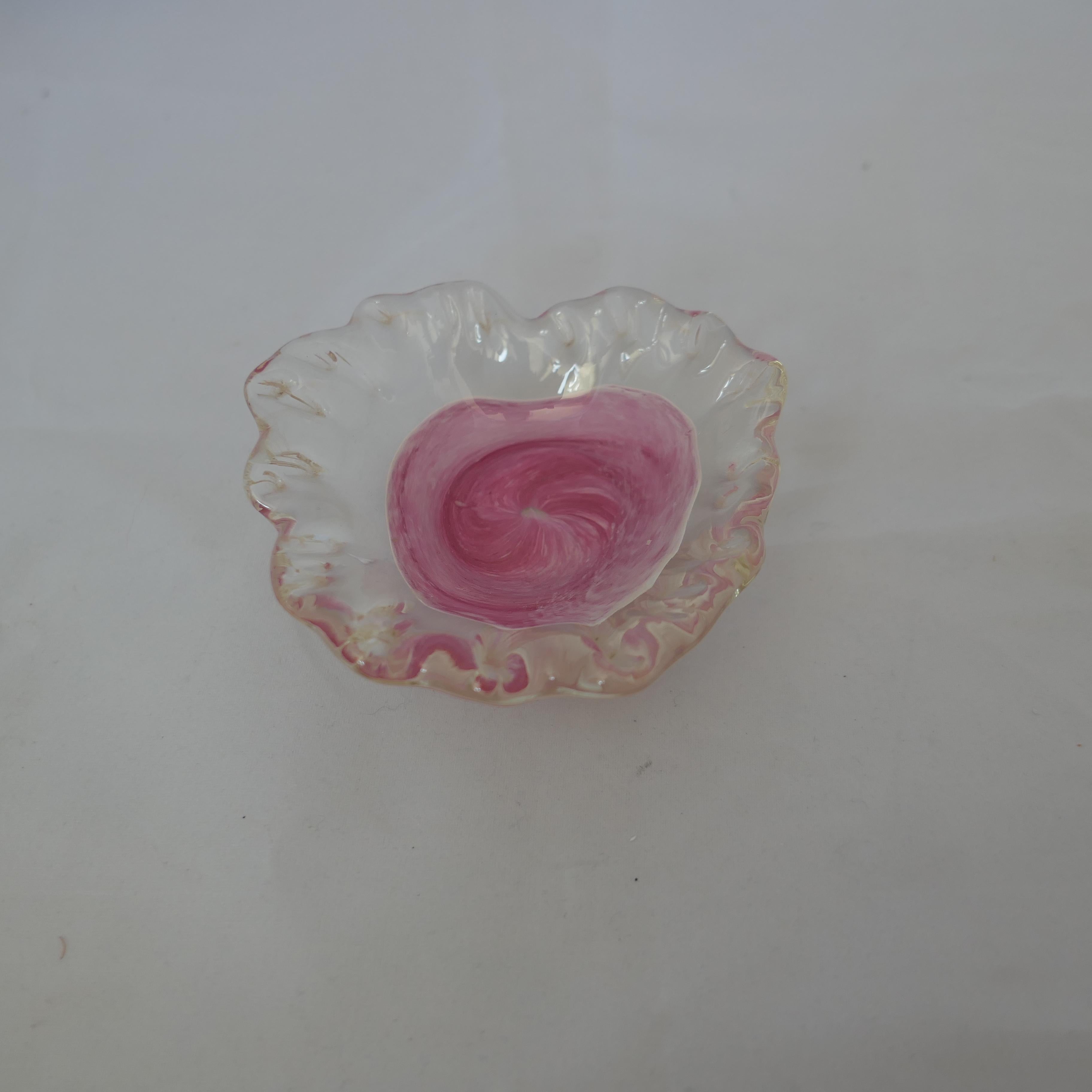 Isle of Wight Kunstglas-Schale mit Gehäuse in Rosa-Schirm in Schattierung und geraffter Platte (Arts and Crafts) im Angebot