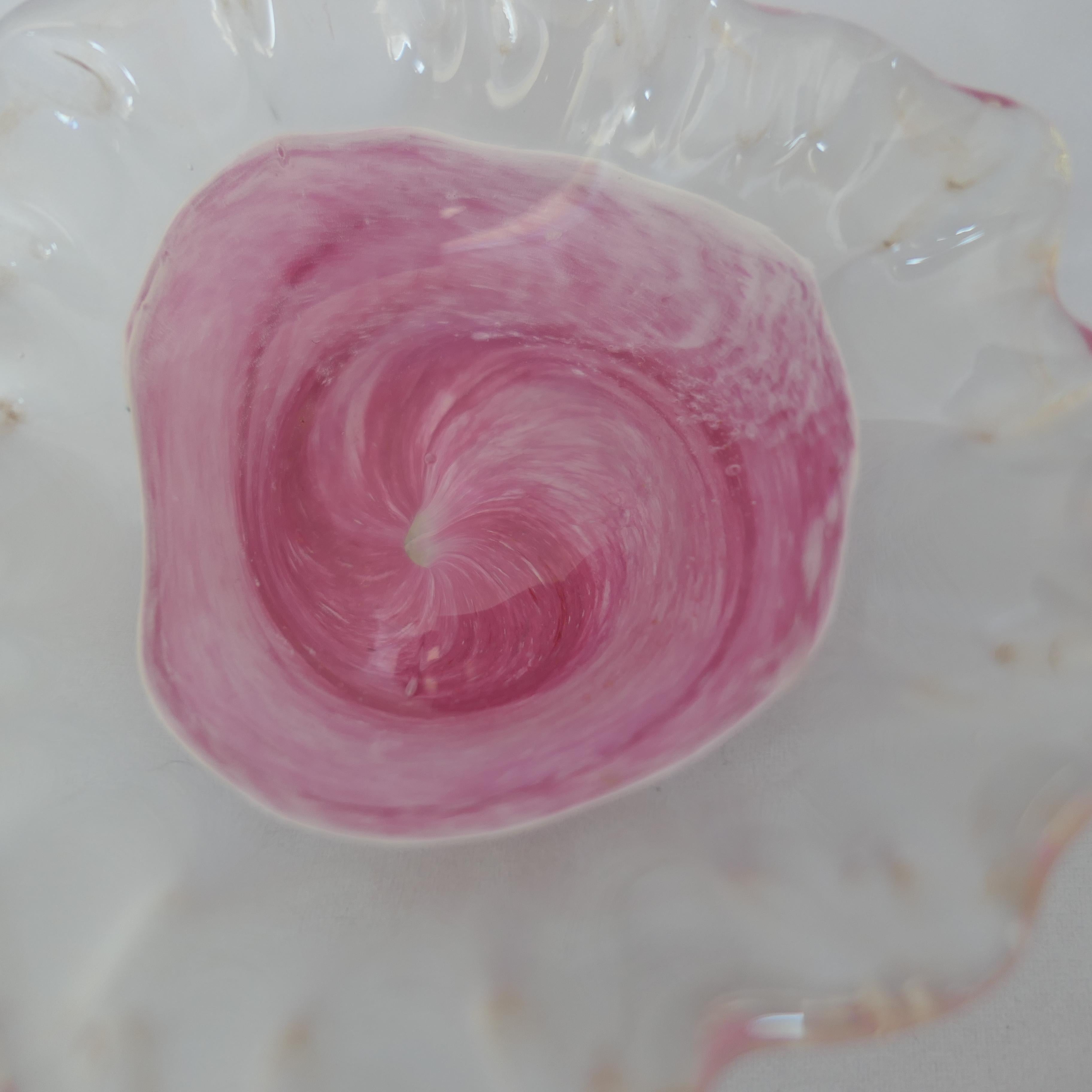 Isle of Wight Kunstglas-Schale mit Gehäuse in Rosa-Schirm in Schattierung und geraffter Platte im Angebot 2
