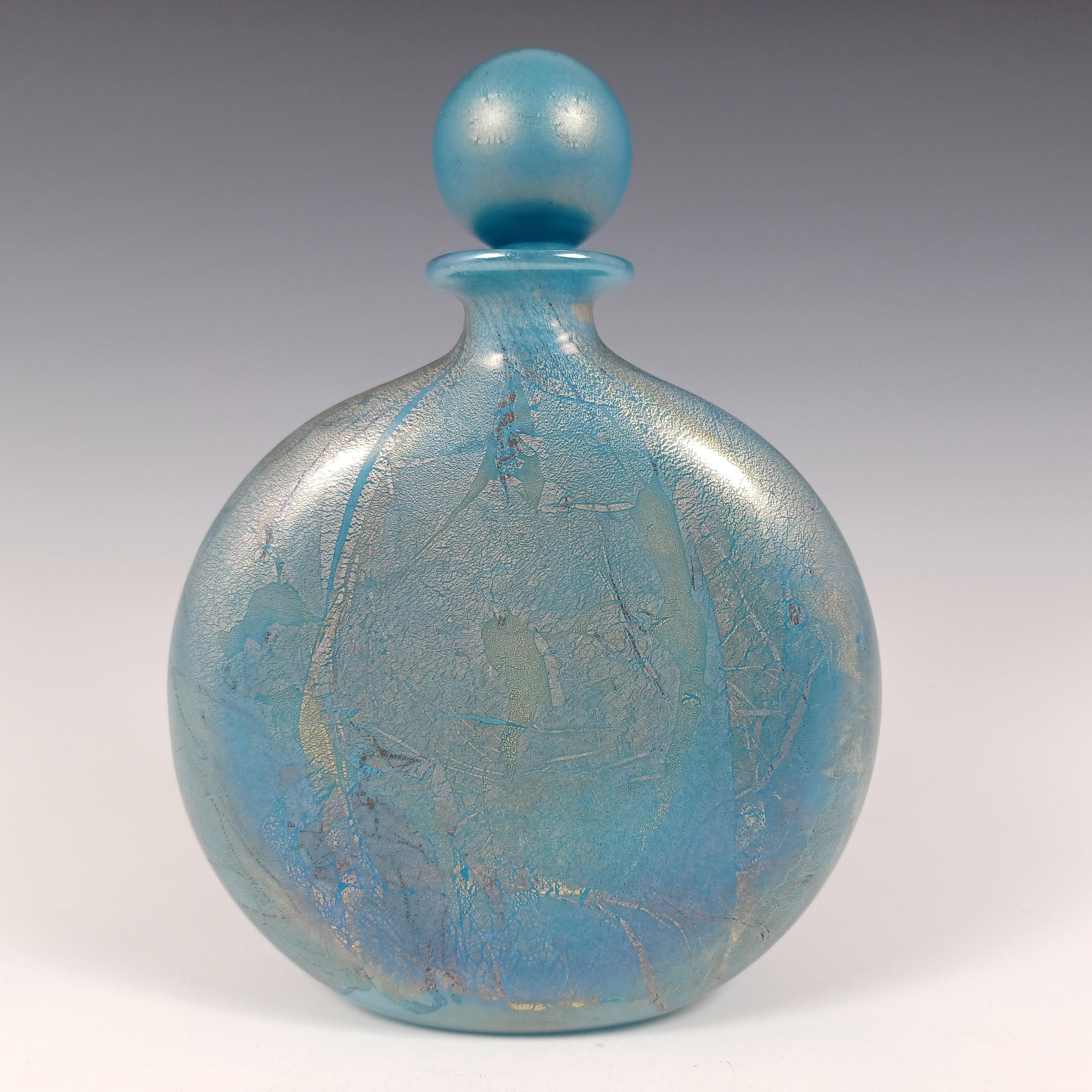 Magnifique flacon de parfum en verre bleu turquoise avec inclusions de feuilles d'or et d'argent, conçu par Michael Harris en collaboration avec William Walker en 1978, pour sa célèbre verrerie britannique Isle of Wight Studio, et faisant partie de