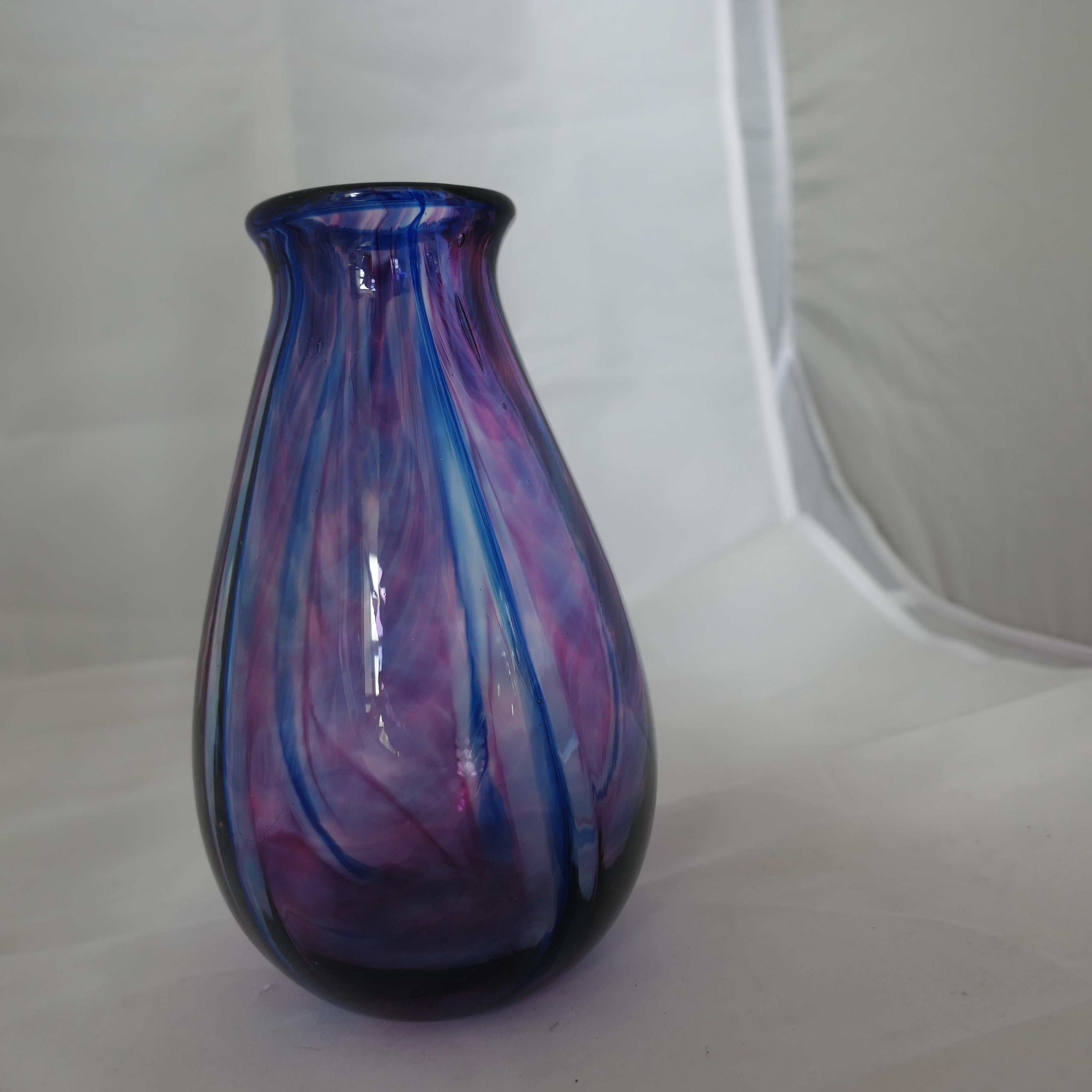 Vaso in vetro dello Studio A dell'Isle of Wight firmato Peters Ross

Soffiato a mano Superbo pezzo colorato Firmato Peters Ross
Senza schegge o crepe
Il vaso è alto 7