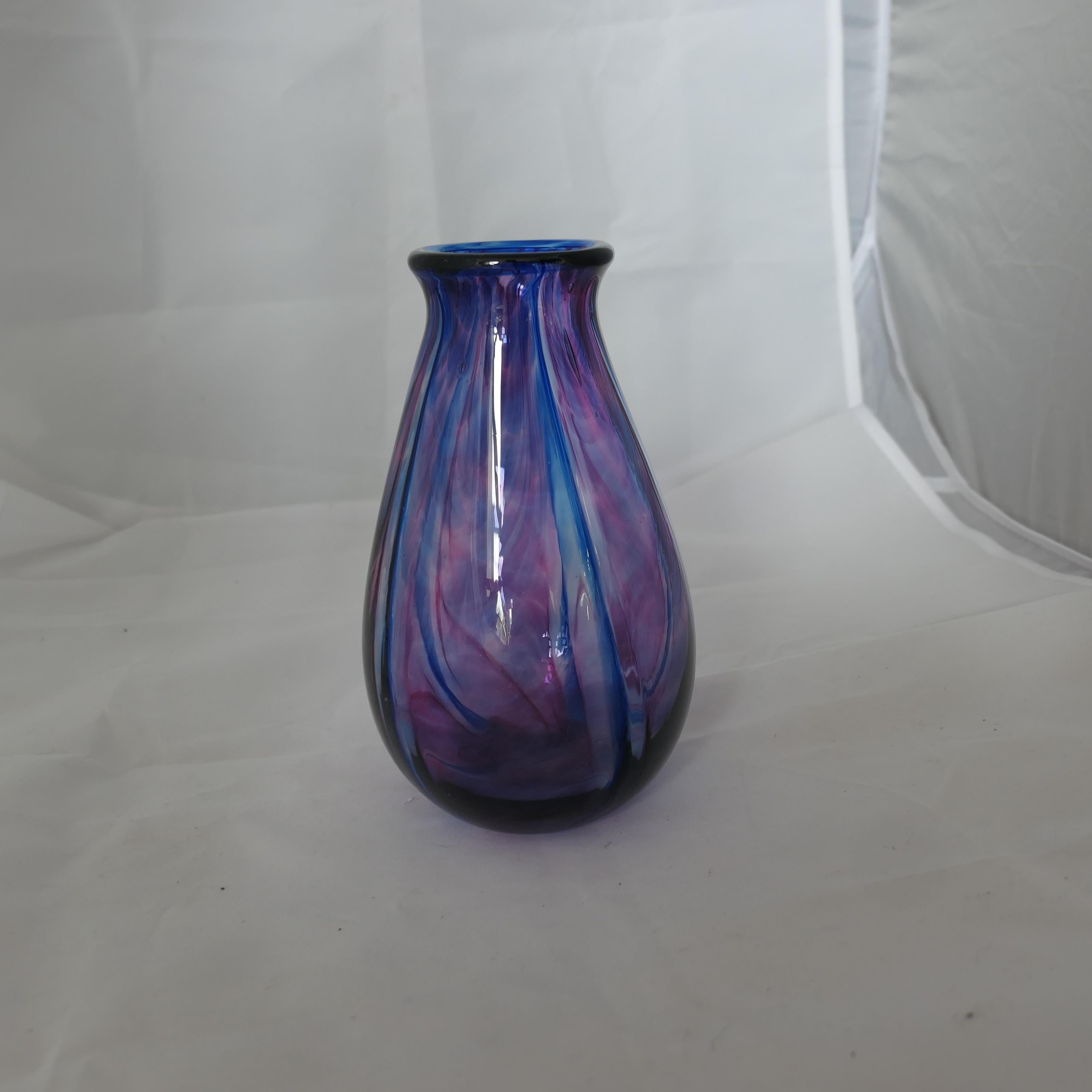 Vetro artistico Vaso in vetro dello Studio A dell'Isle of Wight firmato Peters Ross  Soffiato a mano Superbo in vendita