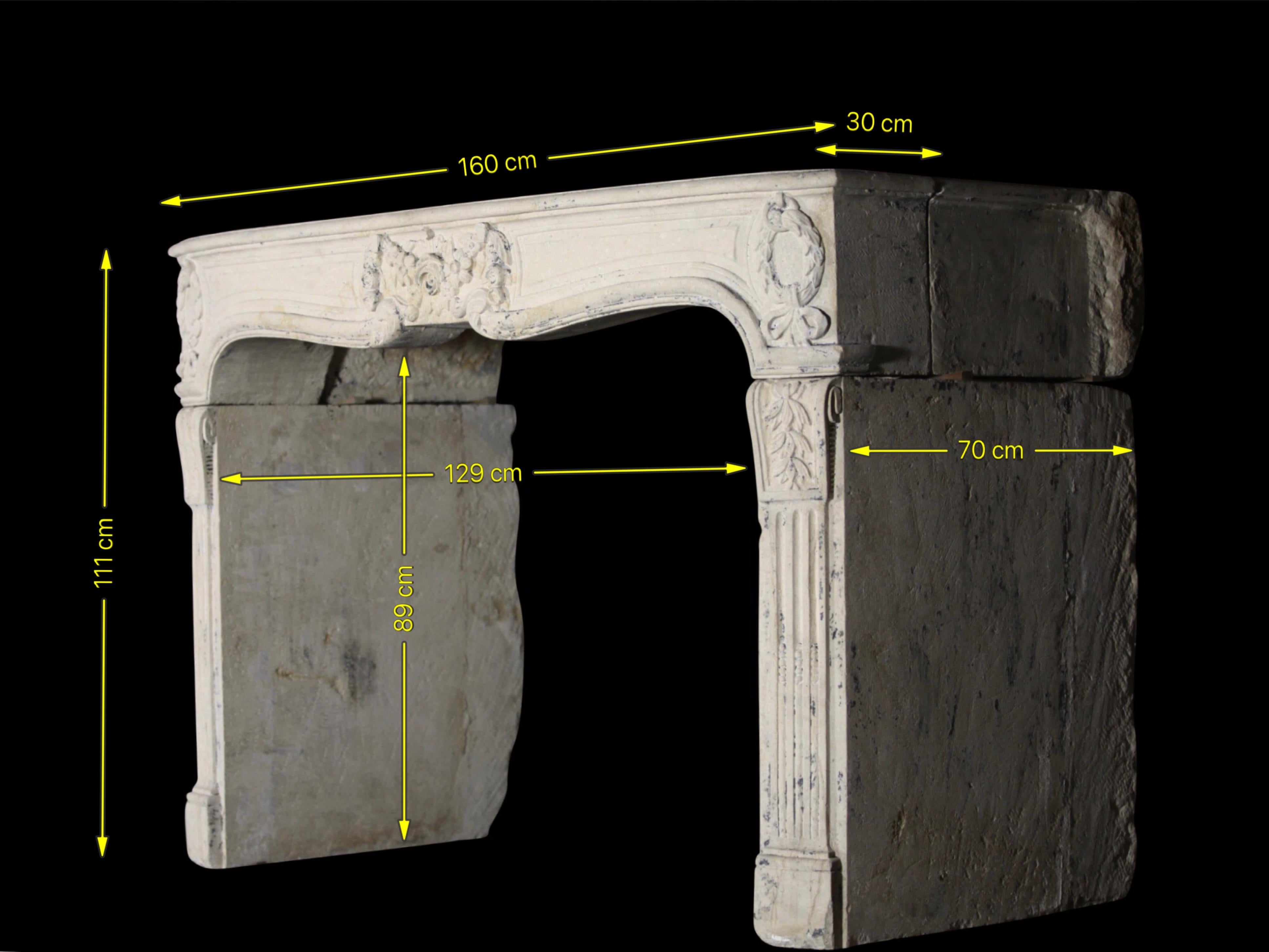 Fina chimenea original francesa de piedra caliza del siglo XVIII. Las flores talladas en la parte delantera son detalladas. Aún conserva restos de la pátina original. La piedra está encerada. Se trata de un elemento arquitectónico original para
