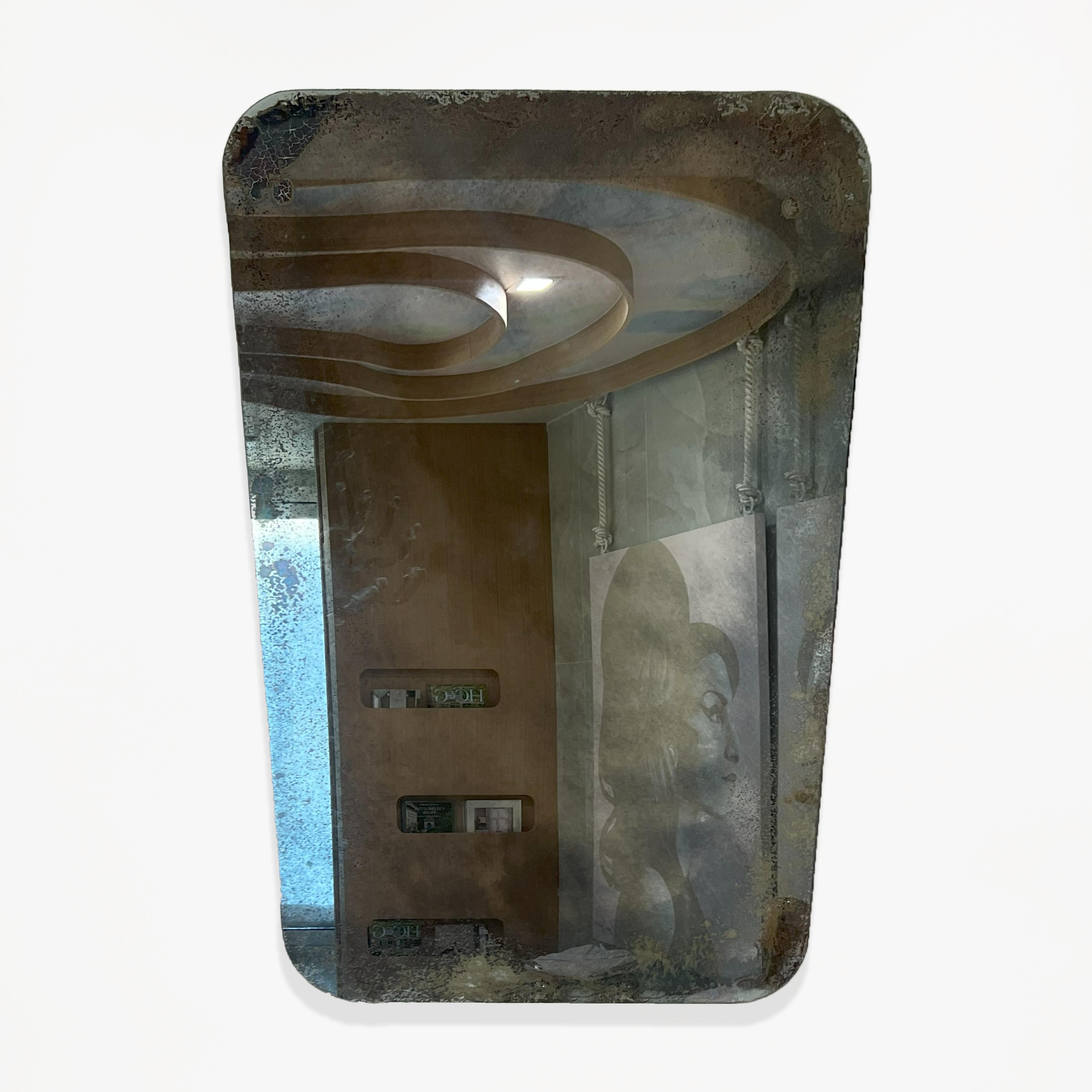 Cimon Kind Berman gioca con la luce, i riflessi e la trasparenza, creando opere che sono una fusione di artigianato antico e alchimia trasformativa. Ogni specchio racconta una storia unica, fondendo storia, artigianato e visione artistica, invitando