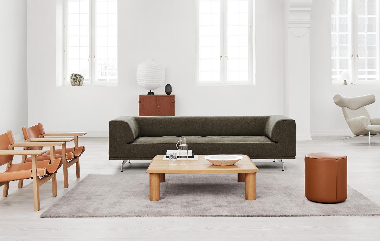 Il tavolino Islets è un design preciso con una forte identità, basato su una costruzione semplice, dove i dettagli sono ridotti al minimo. È un approccio che riflette il minimalismo scultoreo della designer danese Maria Bruun, che cerca un