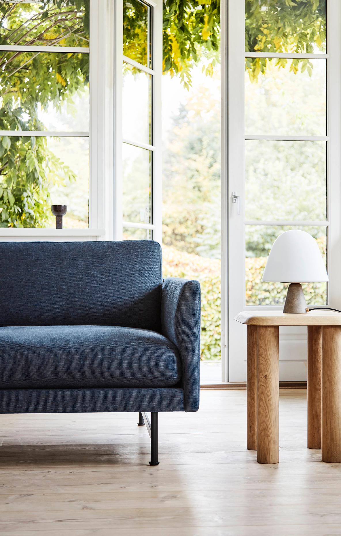 La table Islets est un design précis à l'identité forte, basé sur une construction simple, où les détails sont réduits au minimum. Cette approche reflète le minimalisme sculptural de la designer danoise Maria Bruun, qui recherche un équilibre entre