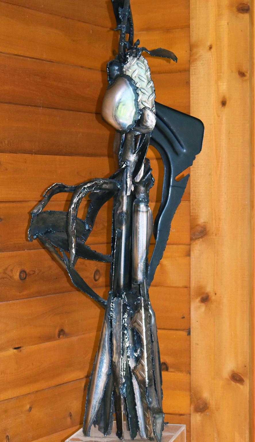 "Abeja reina de pie" de Isobel Folb Sokolow
Soldado, metal encontrado y acero para automoción

Sokolow crea esculturas metálicas abstractas y figurativas para interiores.

Orgánico, Abstracto, Escultura metálica de acero, Contemporáneo, Moderno,
