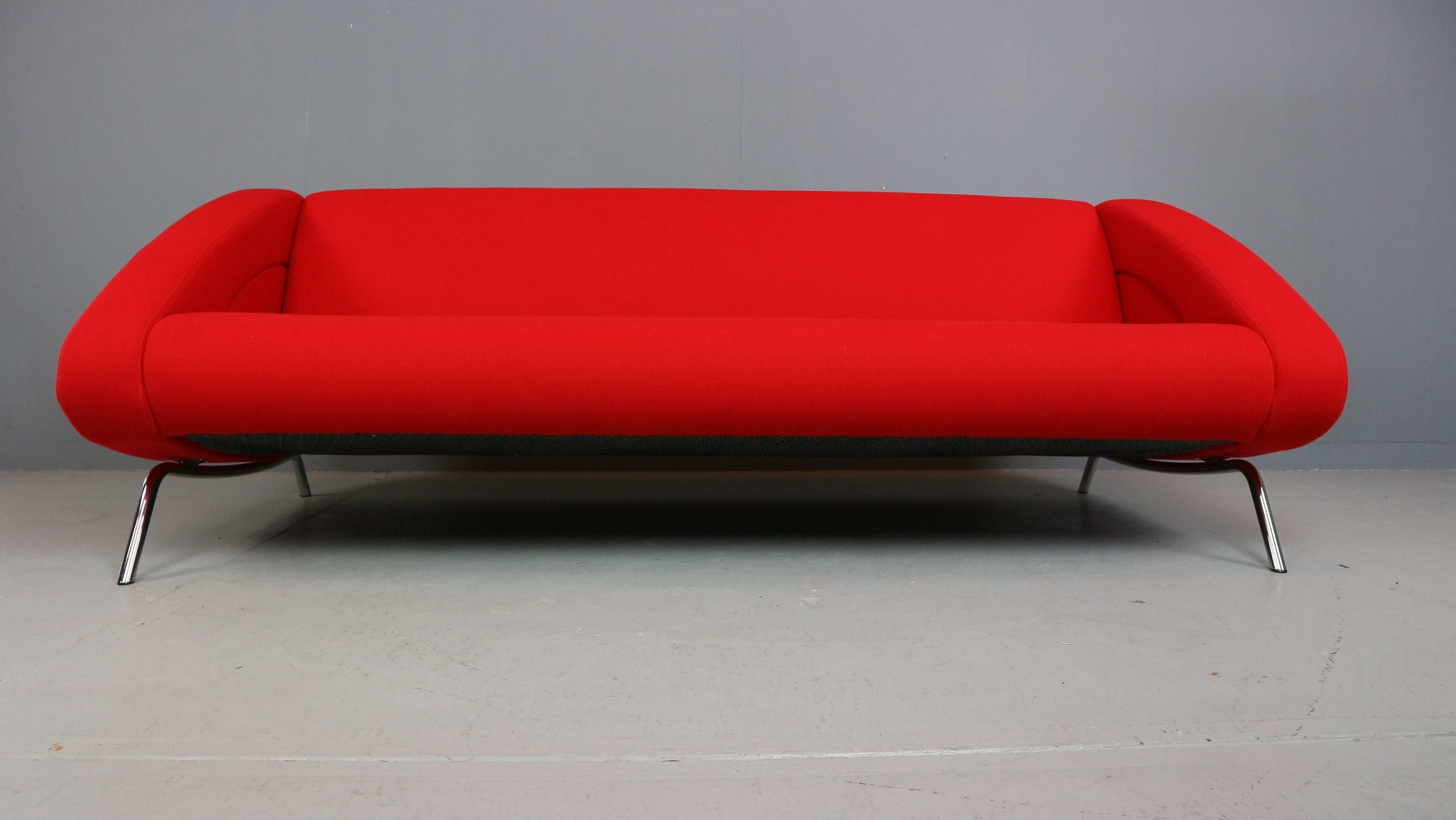 Isobel sofa design Van Der Kley - Artifort 2003 -  is a two-faced sofa. The embracing arm supports within the armrests compose a comfortable couch. The arm supports out of the armrests give the sofa an open, transparent look; adding a function to