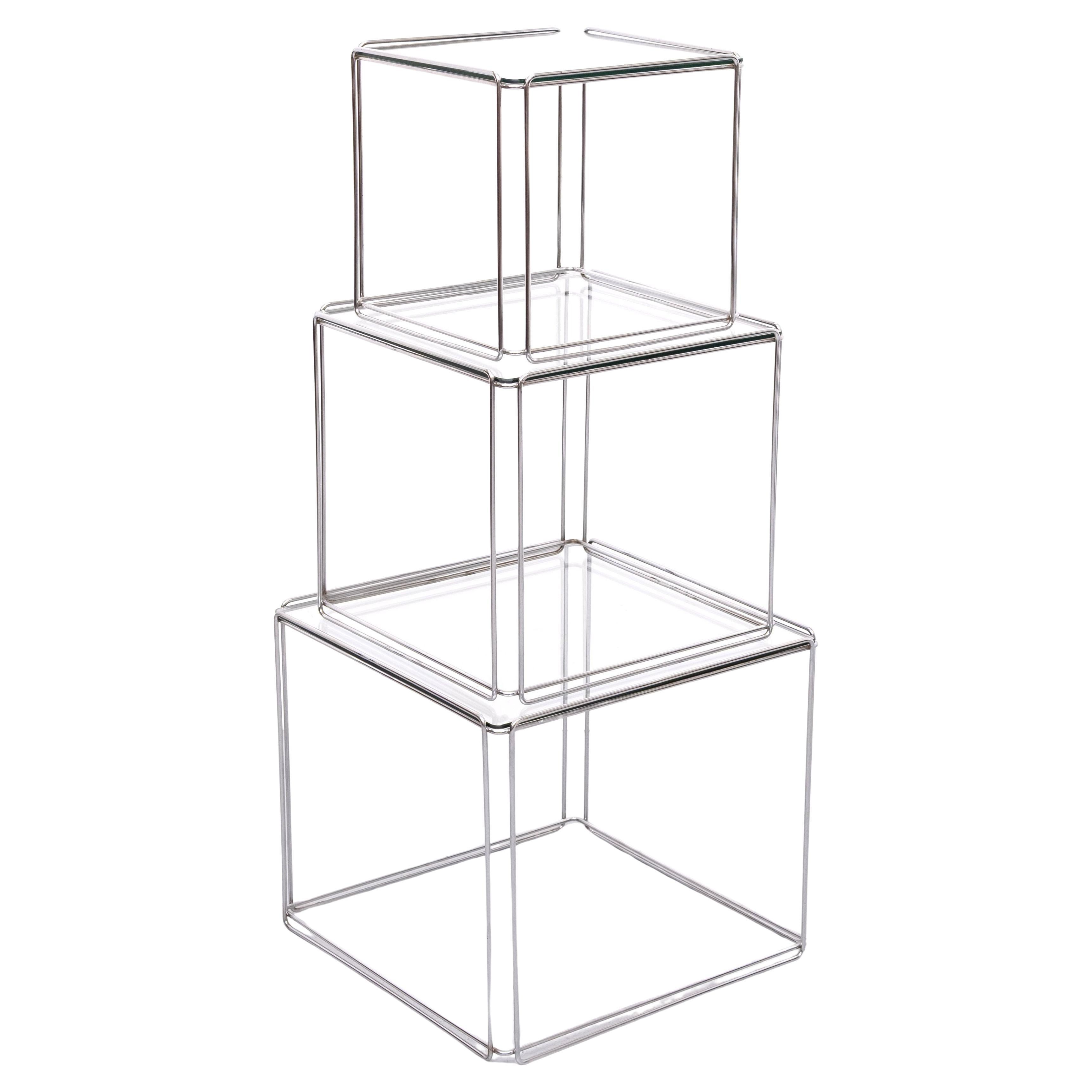 Ensemble de trois tables gigognes Isocèle carrées, en fil d'acier chromé et plateaux en verre transparent.
Né en Algérie en 1933, Max Sauze a étudié à l'École des Beaux-Arts d'Alger (1953-56) puis à l'École Camondo à Paris (1956-59). Au début des