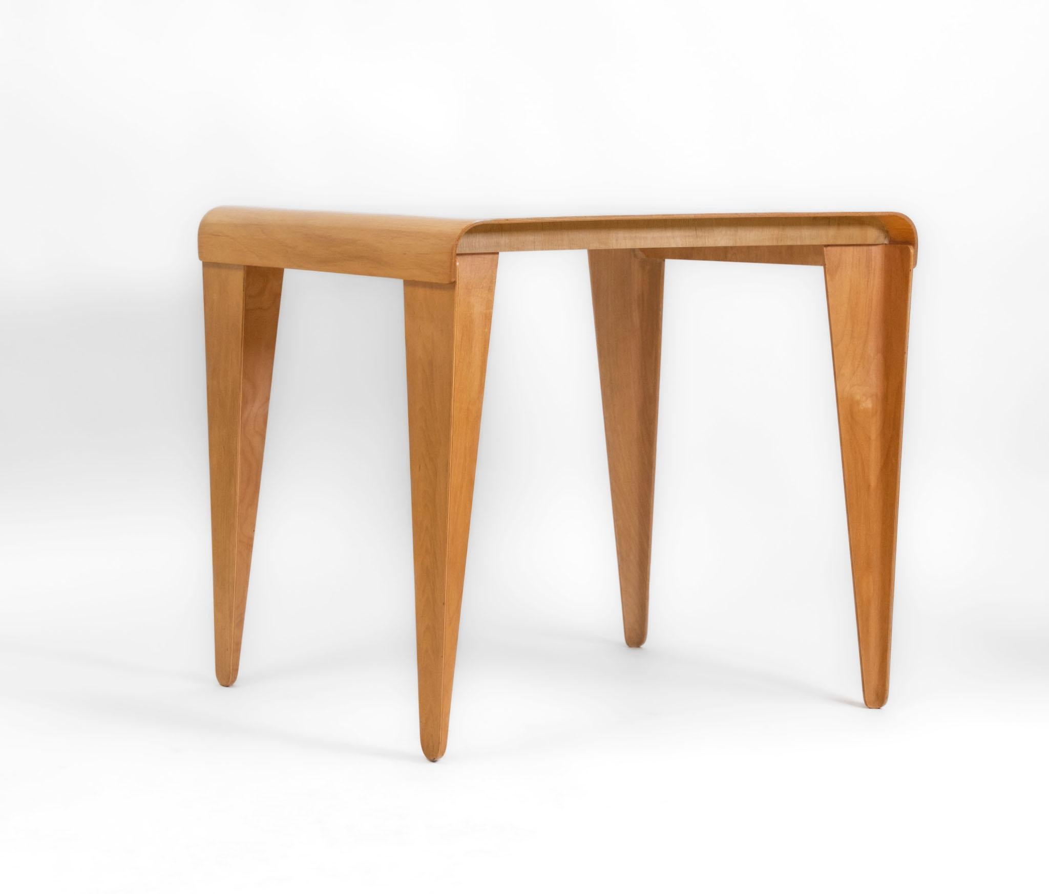 Table de salle à manger Isokon 'Plus' en contreplaqué de bouleau par Windmill Furniture. Conçu à l'origine par Marcel Breuer pour Isokon. Labellisé. Vers 2000.

Cette table n'est plus en production. La table est en excellent état, le plateau ayant