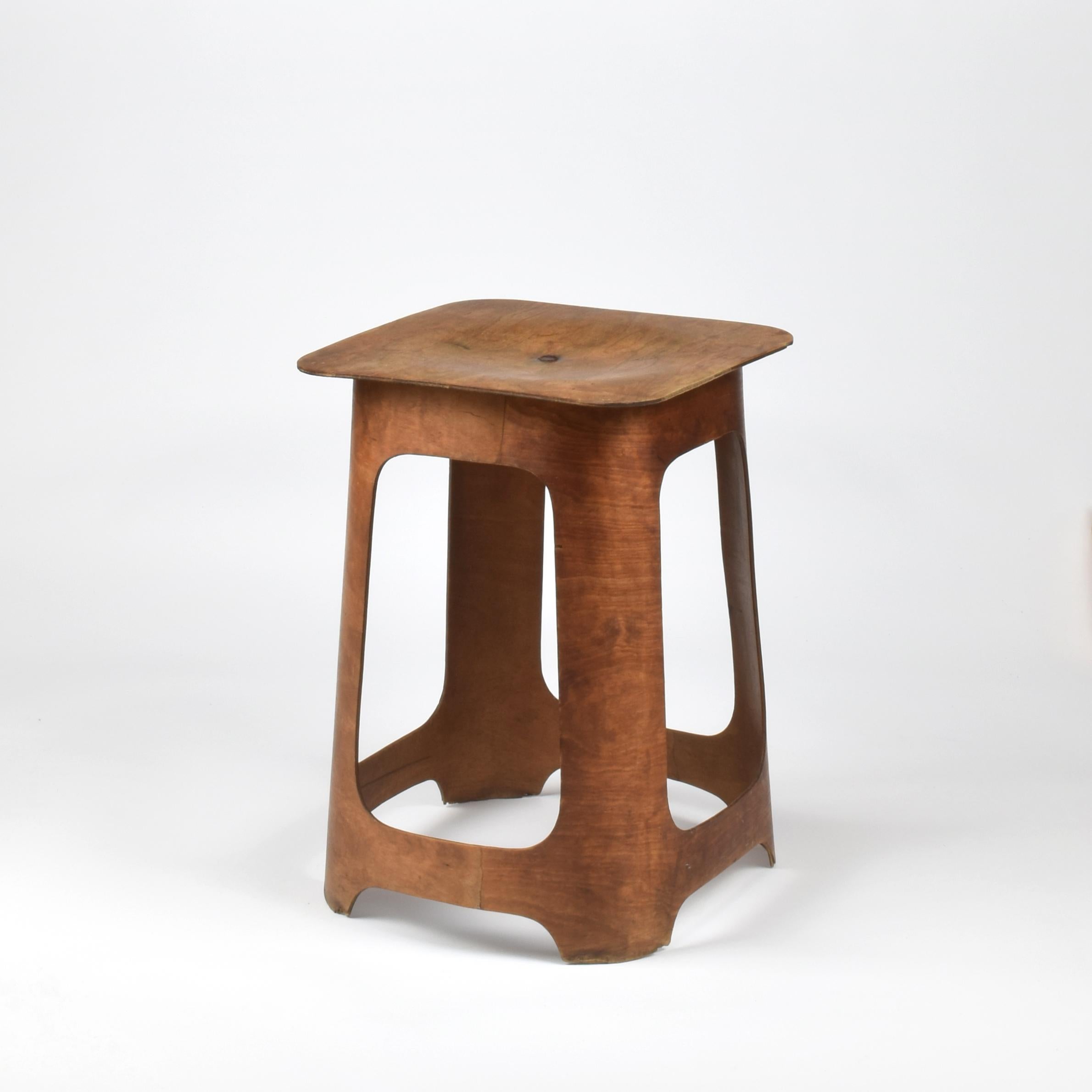 Isokon Furniture Company (equipo de diseño, Reino Unido)
Taburete Isokon
Diseñado c.1933, producido por Luterma, Tallin (Reval) Estonia, para Venesta, Reino Unido. Vendido por Isokon.

Contrachapado de abedul teñido.

Buen estado, sólido y original,