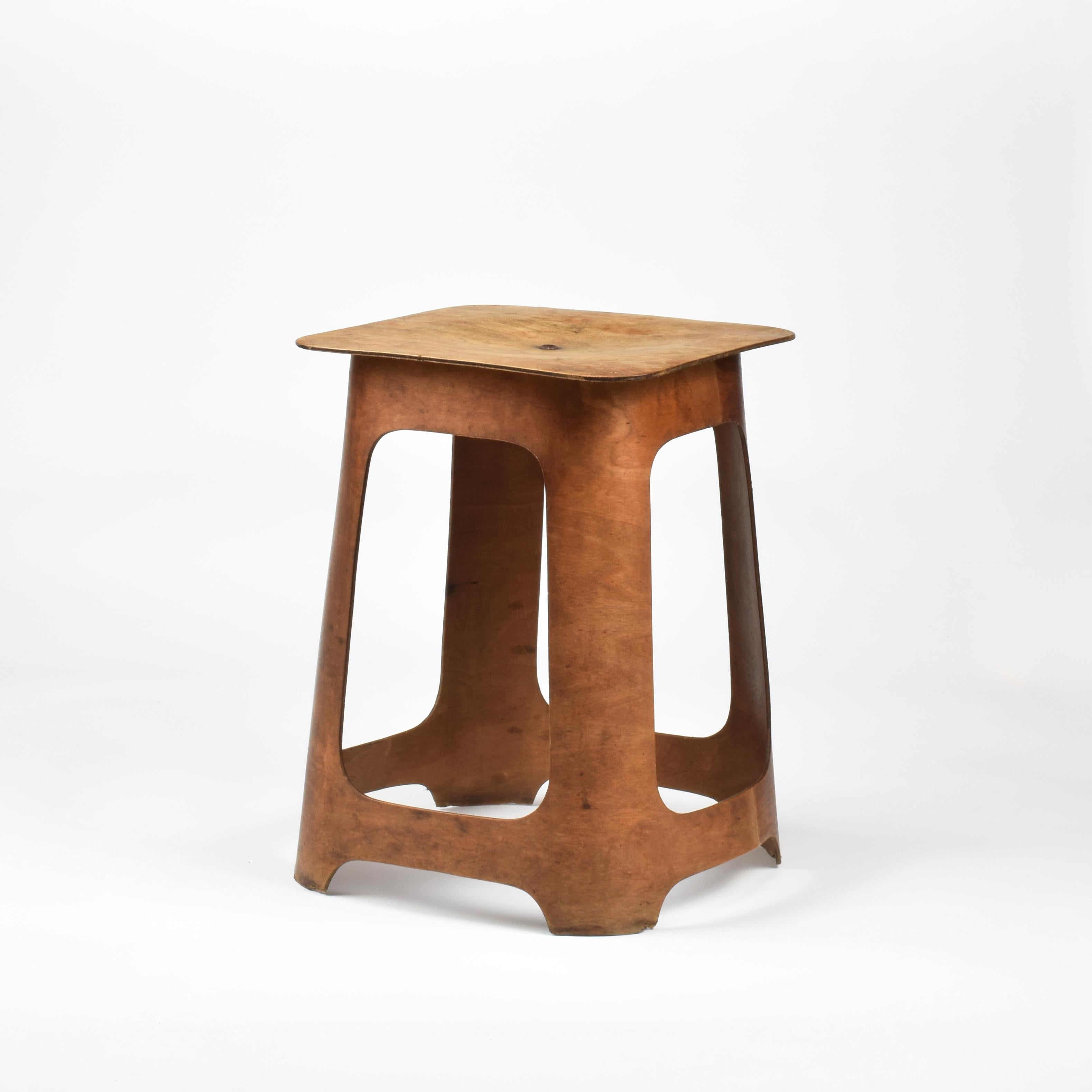 Taburete Isokon, Venesta 1930s, attr al equipo de diseñadores de la Bauhaus incl Gropius & Breuer Manchado en venta