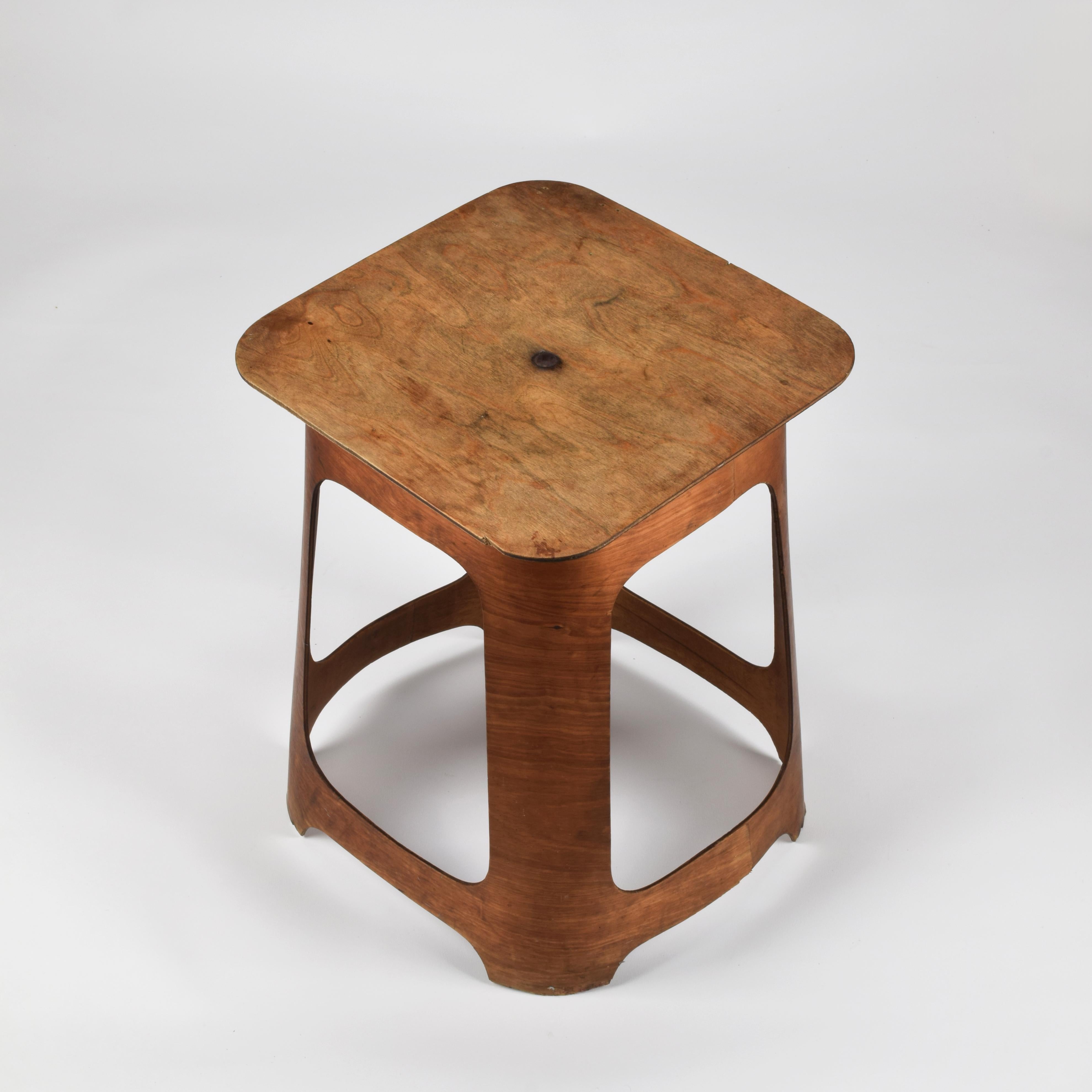 Taburete Isokon, Venesta 1930s, attr al equipo de diseñadores de la Bauhaus incl Gropius & Breuer mediados del siglo XX en venta