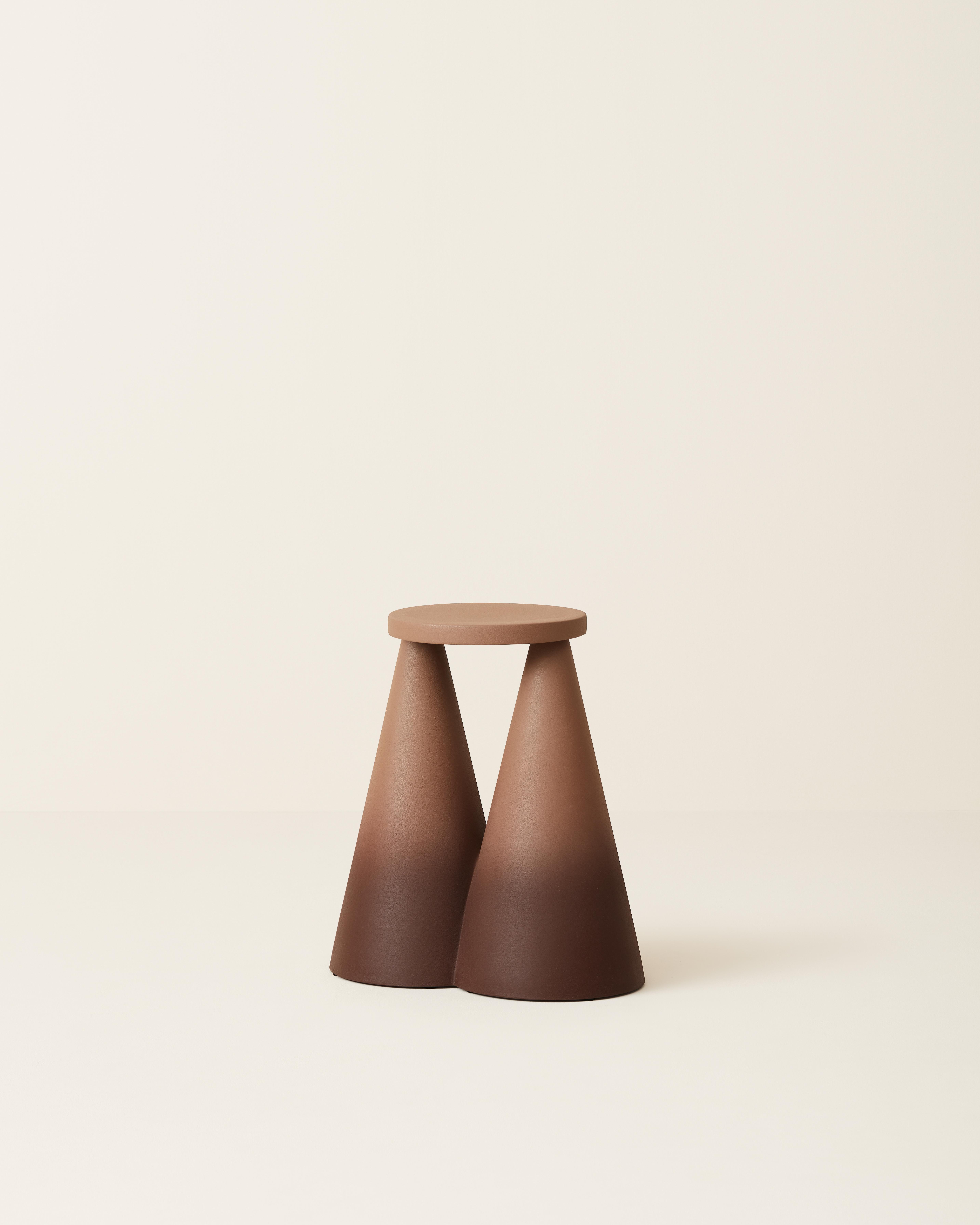 Il tavolino Isola è interamente realizzato in ceramica con un forno ad alta temperatura, per rendere il materiale più resistente.
L'ampia base rende l'oggetto stabile e unico nel suo design.
Ogni pezzo viene poi rifinito giocando con il contrasto