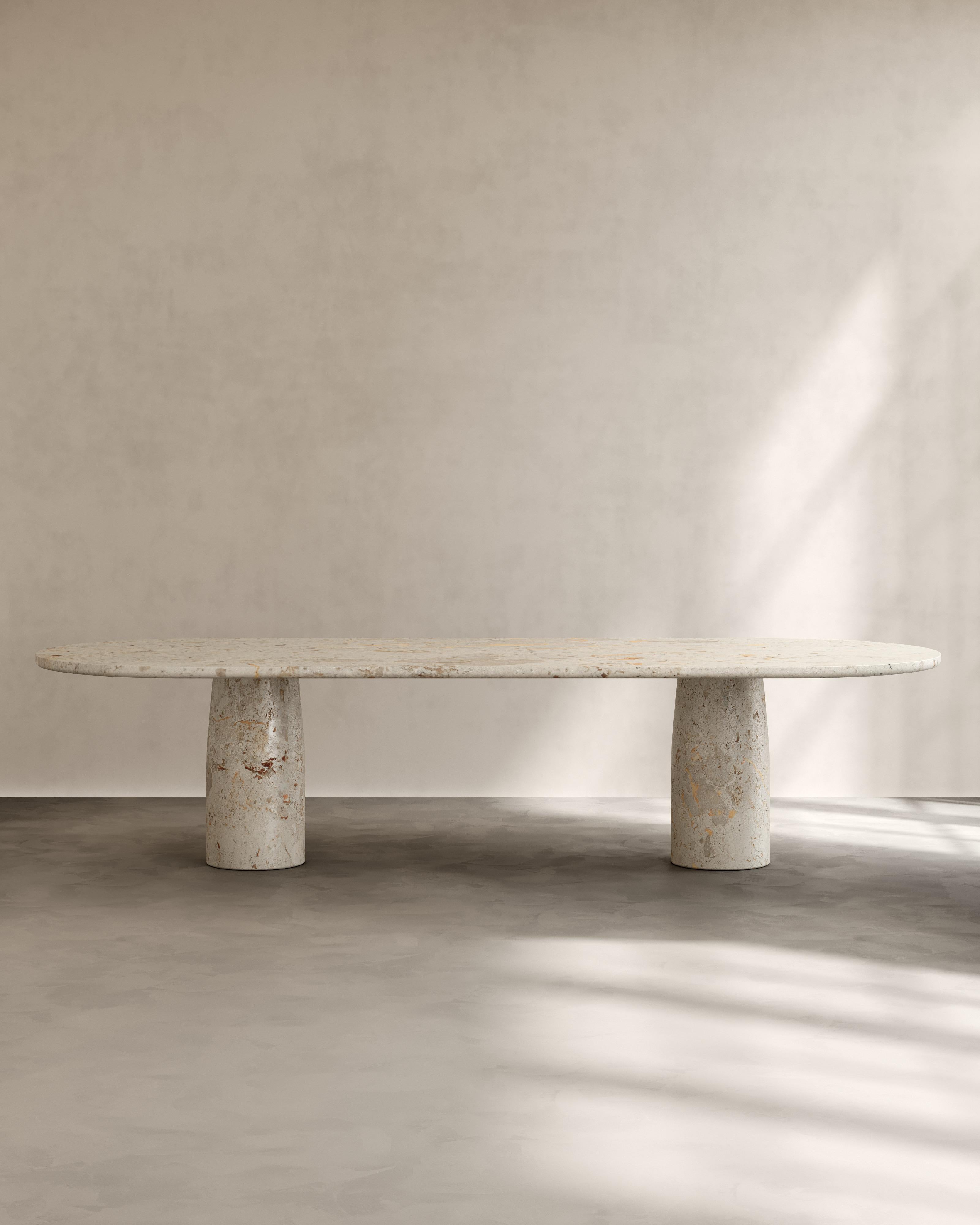 Moderne Isola Table à manger IV en travertin Classico Alabastrino par Paloma Editions en vente