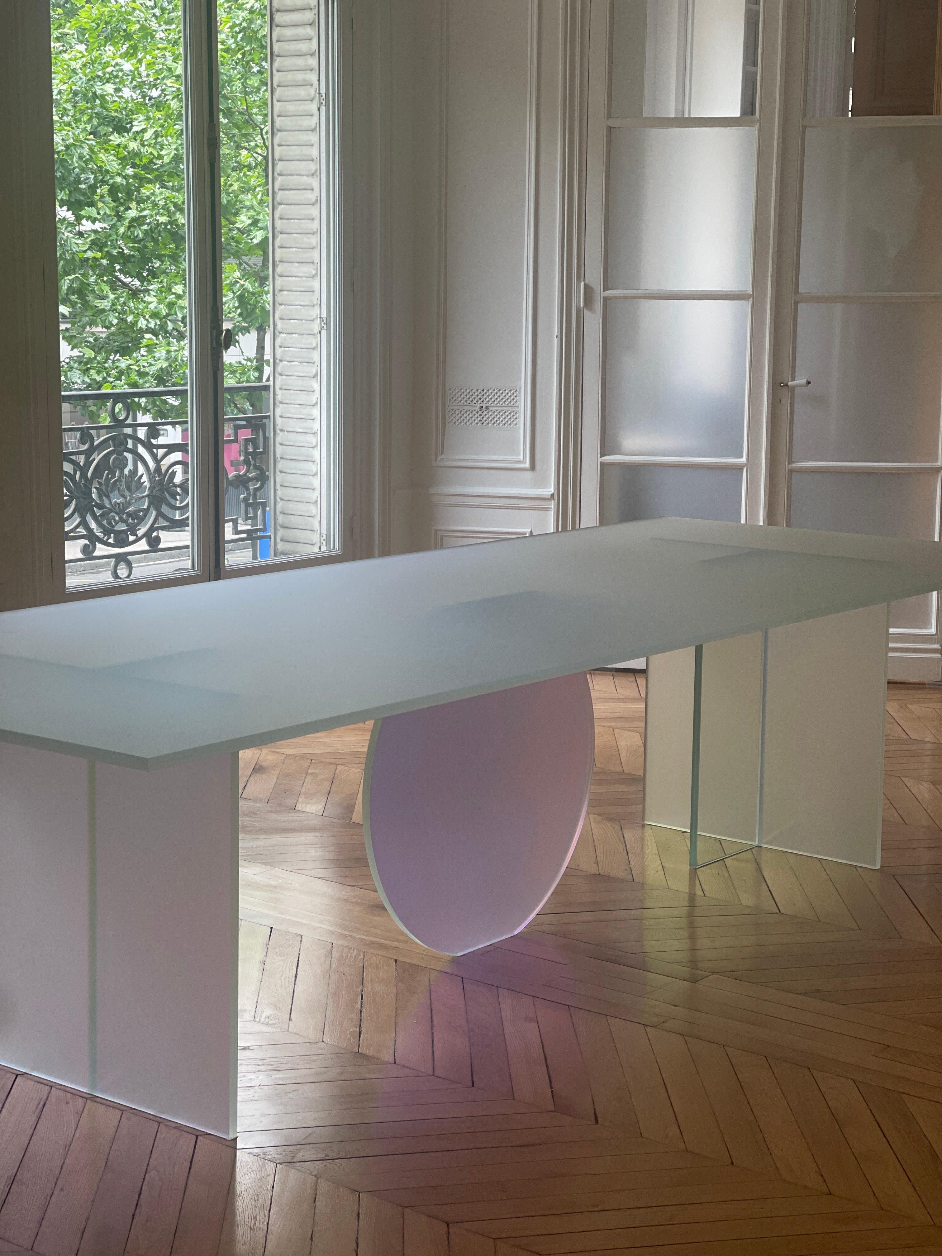 Isola Satin Dining Table by Brajak Vitberg In New Condition For Sale In Geneve, CH
