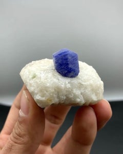 Cristallo isolato e isometrico di Hackmanite su Calcite dall'Afghanistan