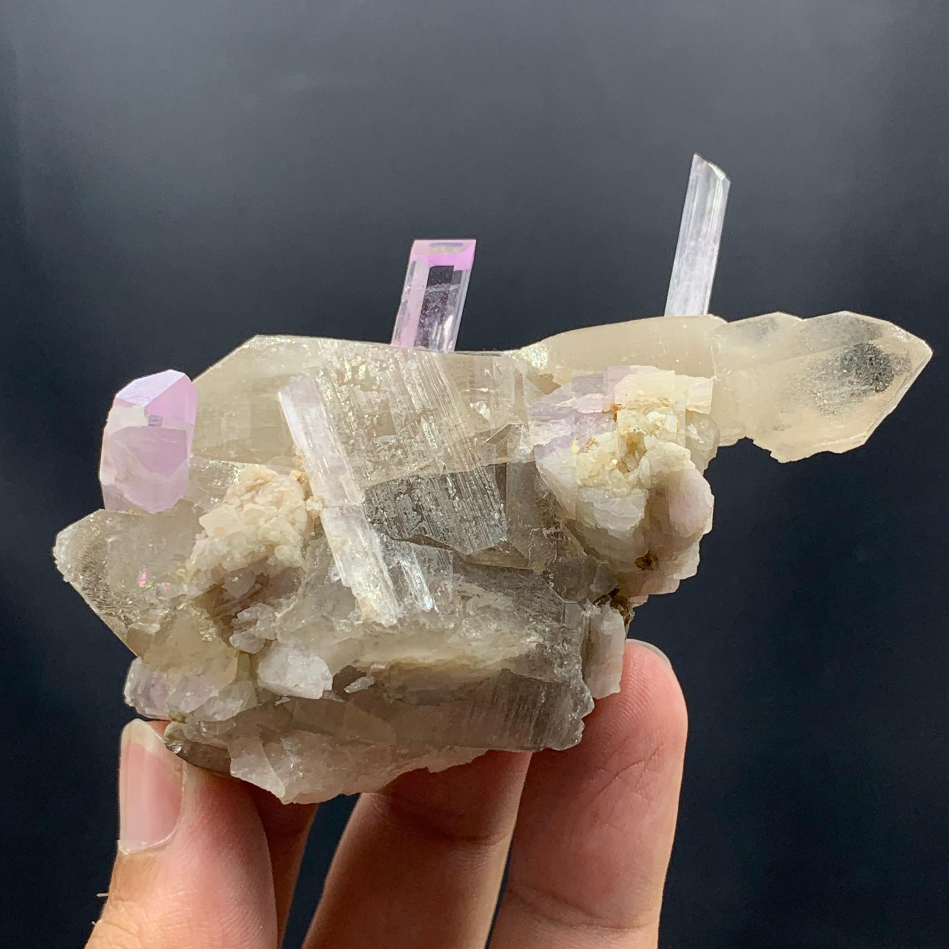 Crystals de kunzite allongés et dorés sur quartz fumé d'Afghanistan Bon état - En vente à Peshawar, PK