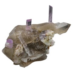 Crystals de kunzite allongés et dorés sur quartz fumé d'Afghanistan