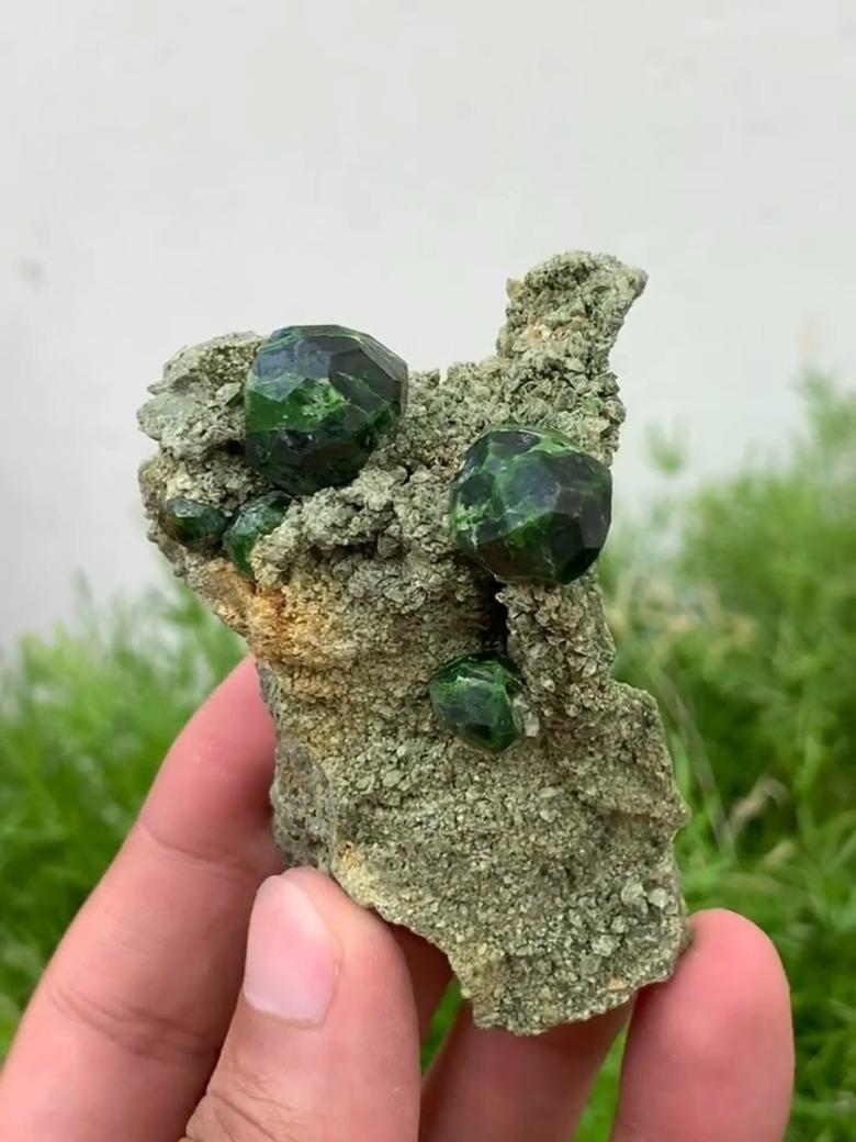 Art déco Crystals de grenat démantoïde de couleur vert émeraude enchâssés sur matrice d'Iran en vente
