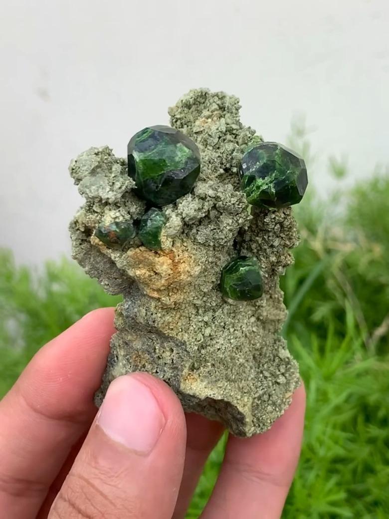 Isolierte smaragdgrüne Farbe Demantoid-Granatkristalle auf Matrix aus dem Iran im Zustand „Neu“ im Angebot in Bangkok, TH