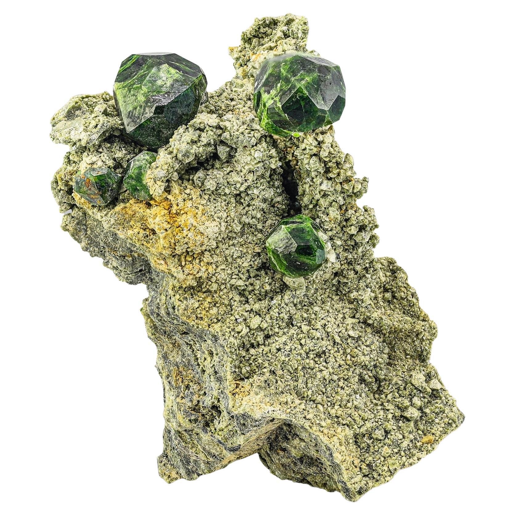 Isolierte smaragdgrüne Farbe Demantoid-Granatkristalle auf Matrix aus dem Iran im Angebot