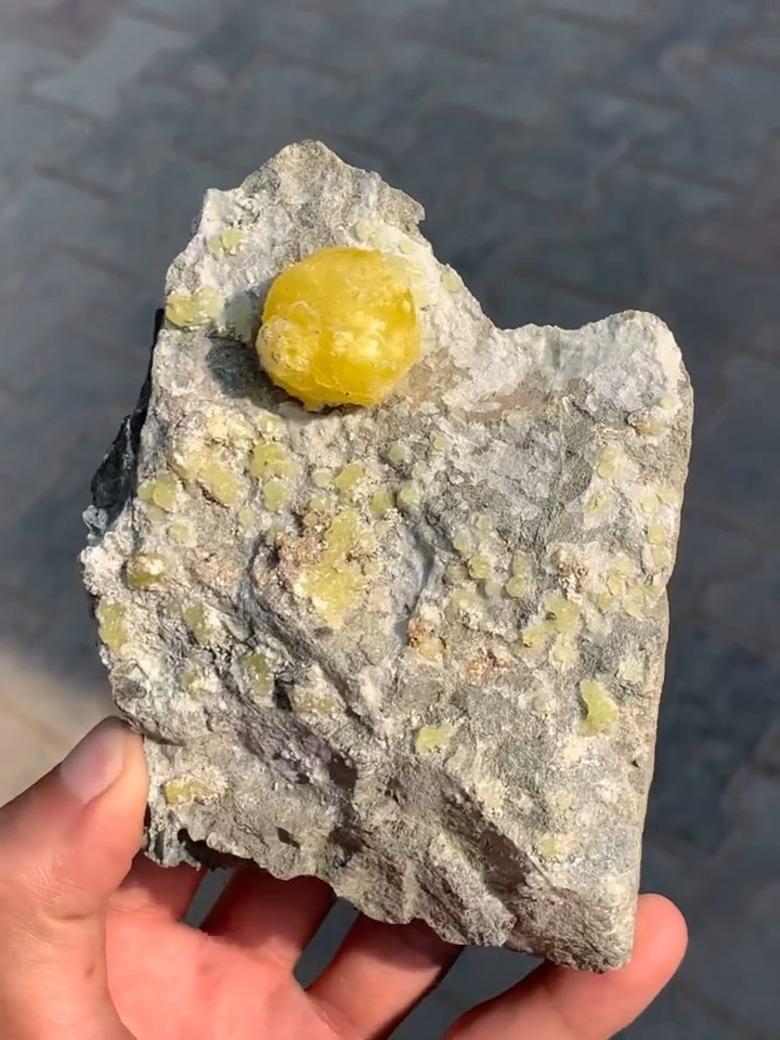 Isoliertes Zitronengelbes Botryoidal-Bürokristall auf Chromite-Matrix aus Pakistan im Zustand „Neu“ im Angebot in Bangkok, TH