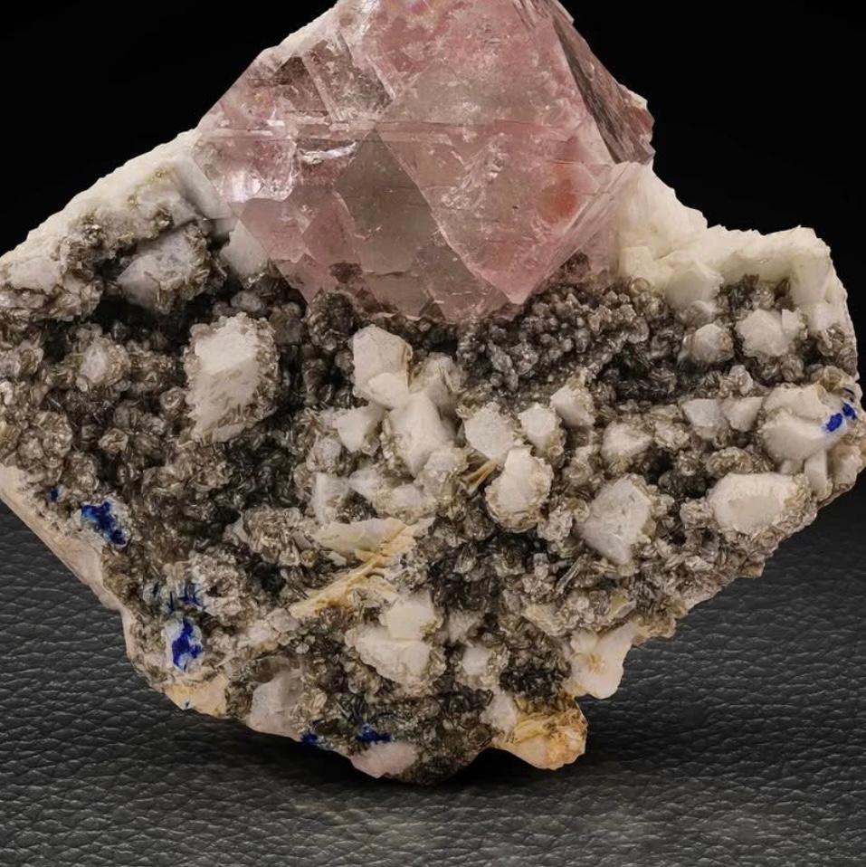 American Craftsman Cristallo isolato di fluorite rosa su albite e muscovite dal Pakistan in vendita