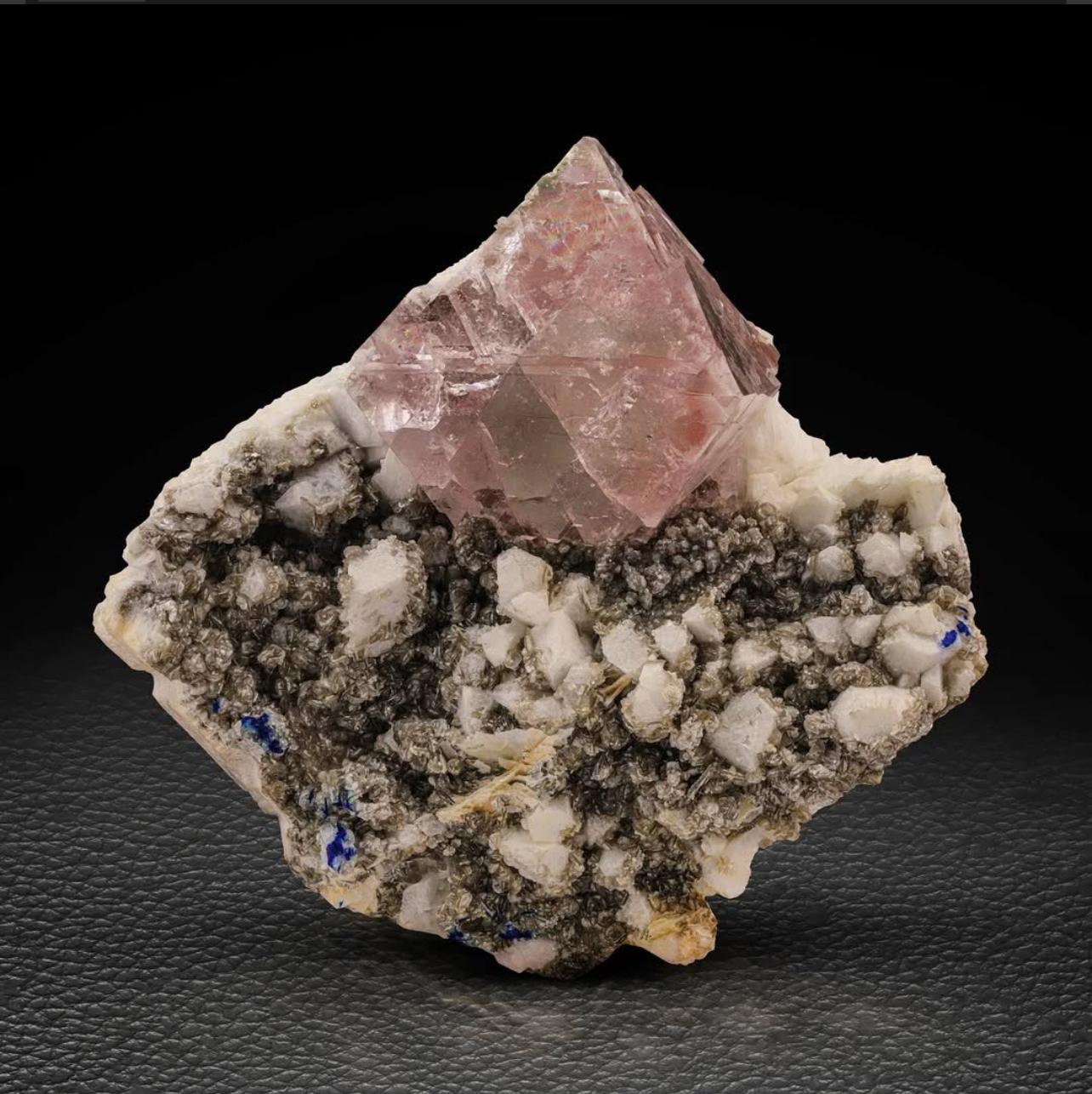 Pakistano Cristallo isolato di fluorite rosa su albite e muscovite dal Pakistan in vendita