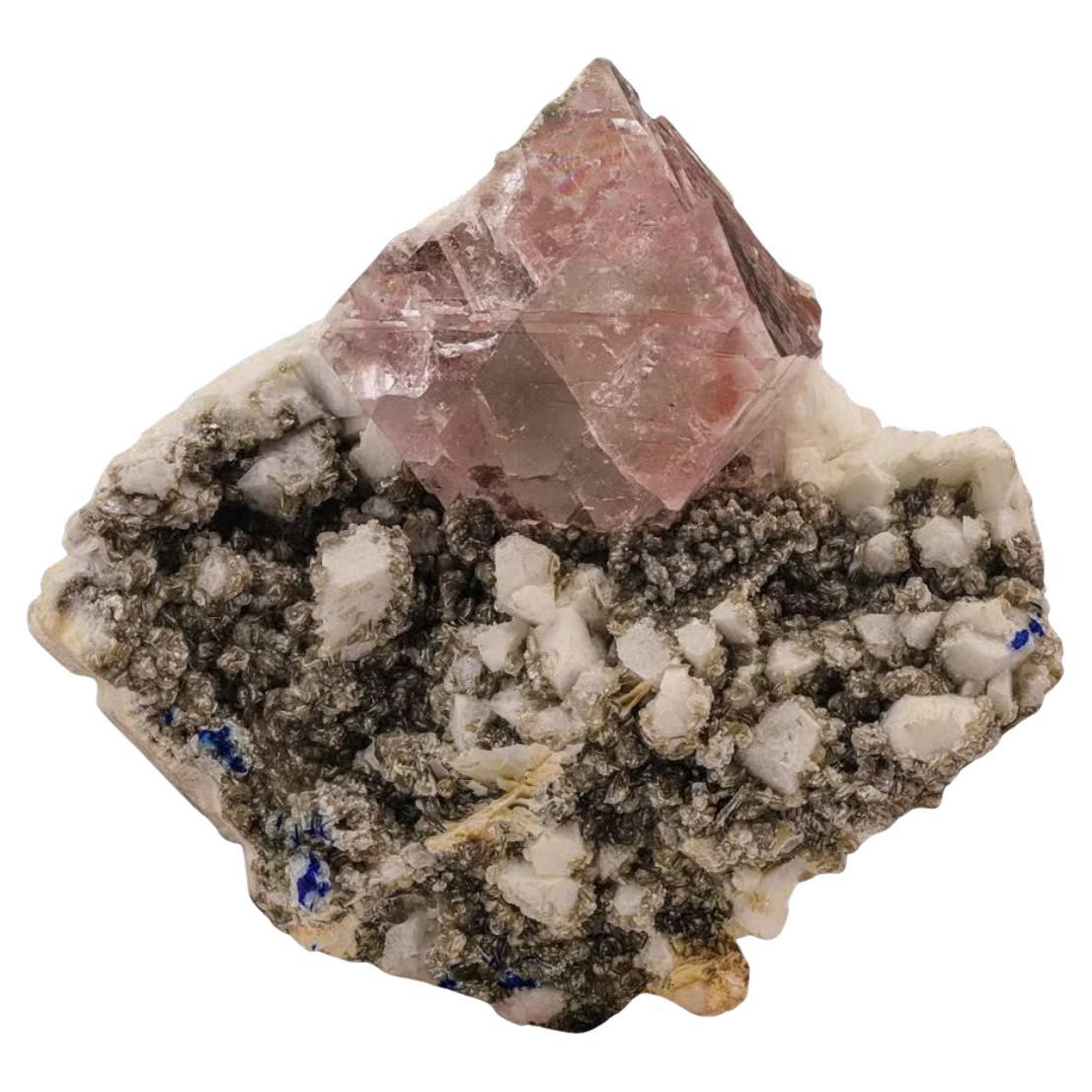 Isolierter rosa Fluoritkristall auf Albite mit Muscovite aus Pakistan