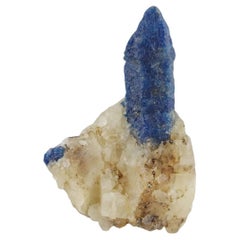 Cristallo di afghanite a punta isolato e libero su una matrice di calcite