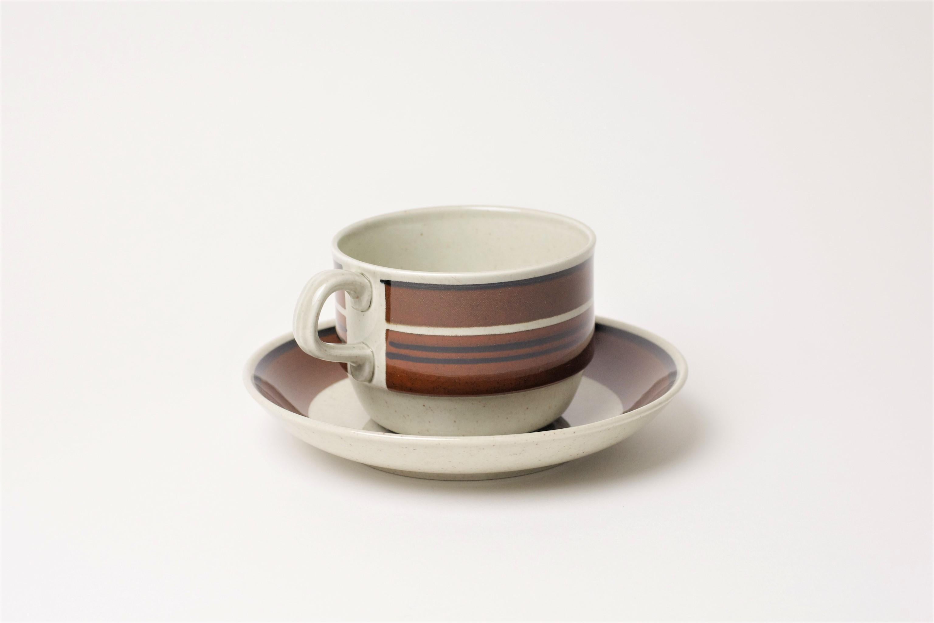Product description:
The 10 cups and saucers on offer here are part of the Isolde series designed by Jacqueline Lind for Rörstrand. The design of the items is typical for the seventies. The main color of the items is light gray, the paint is