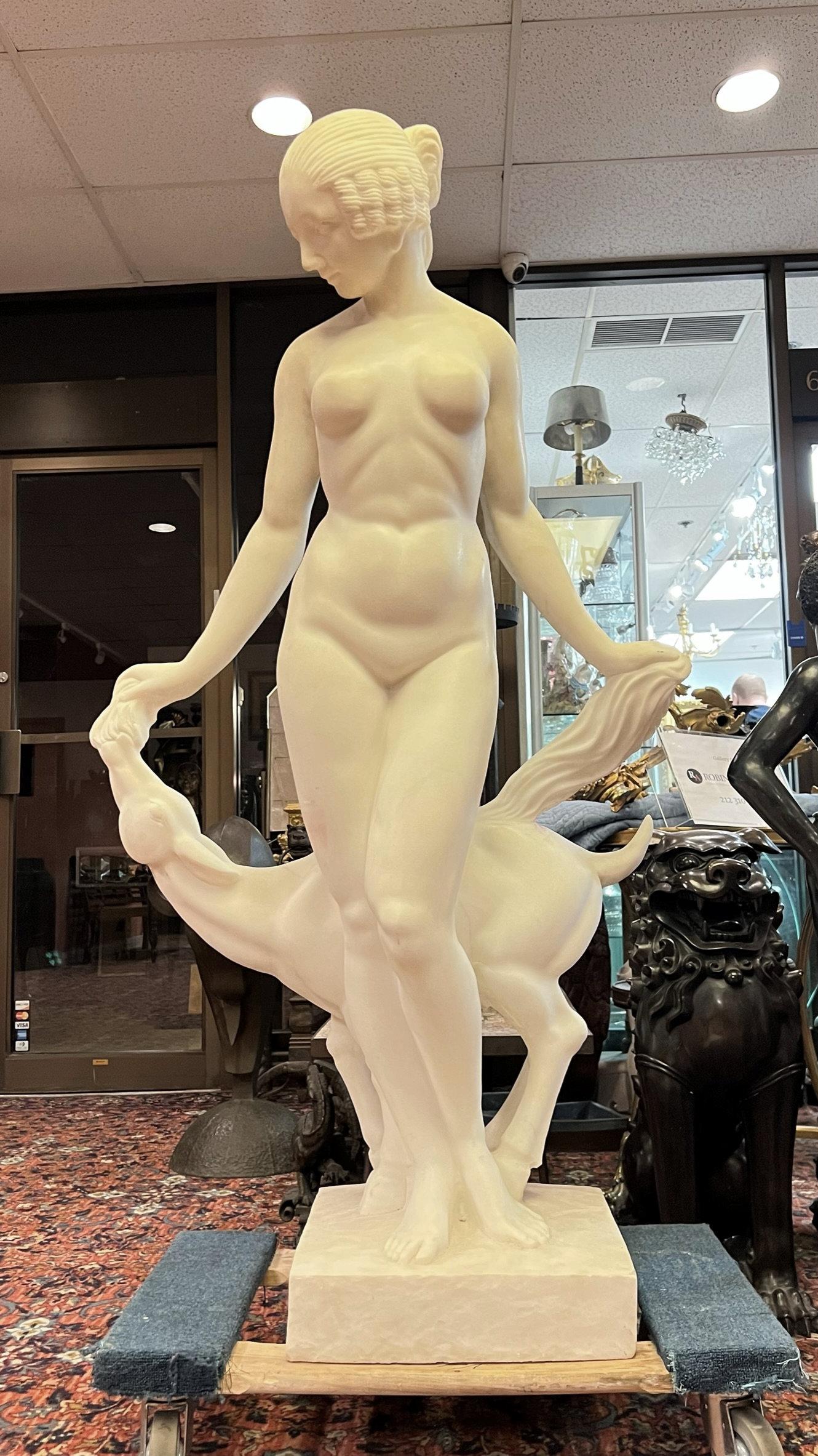 Unsere wunderbare Statue aus weißem Marmor, die einen stilisierten Isoult mit Rehkitz nach dem Originalguss von Edward Francis McCartan (1879-1947) darstellt, stammt aus dem zweiten Viertel des zwanzigsten Jahrhunderts und ist 58 Zentimeter hoch. 