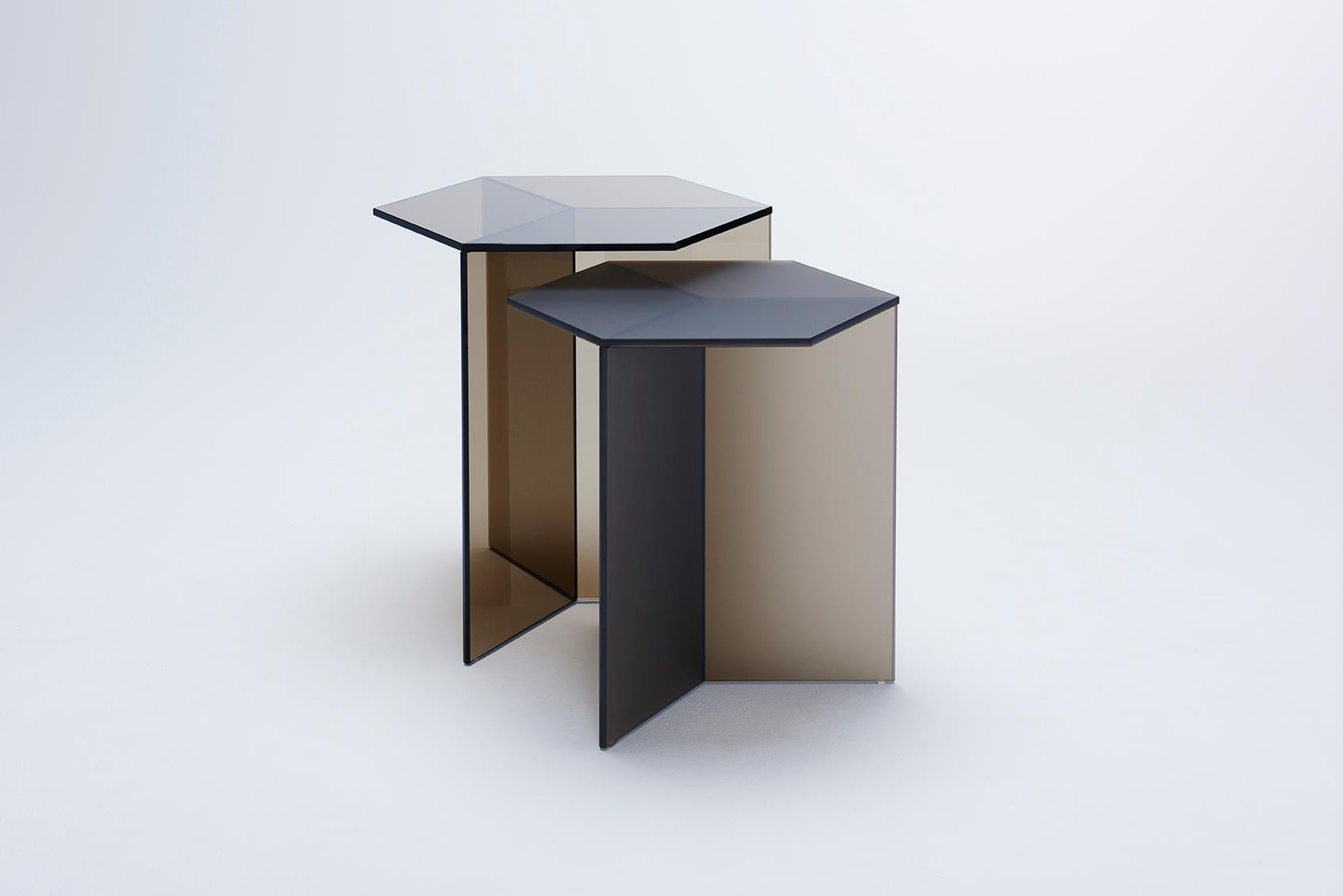 The Isom side tables create intriguing optical illusions, conjuring images of isometric cubes when viewed from certain angles. This effect is created through the CNC-processing of traditional plate glass combined with a millimetre-precise bonding