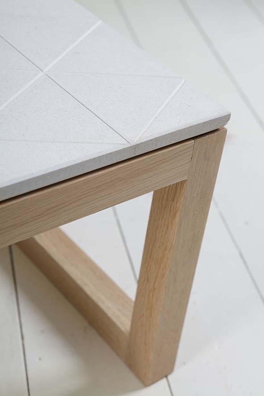 Moderne Table basse isométrique en béton et bois en vente