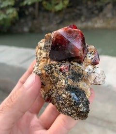 Isometricer roter Zirkonkristall auf Graphit- und Calcite-Matrix aus Pakistan