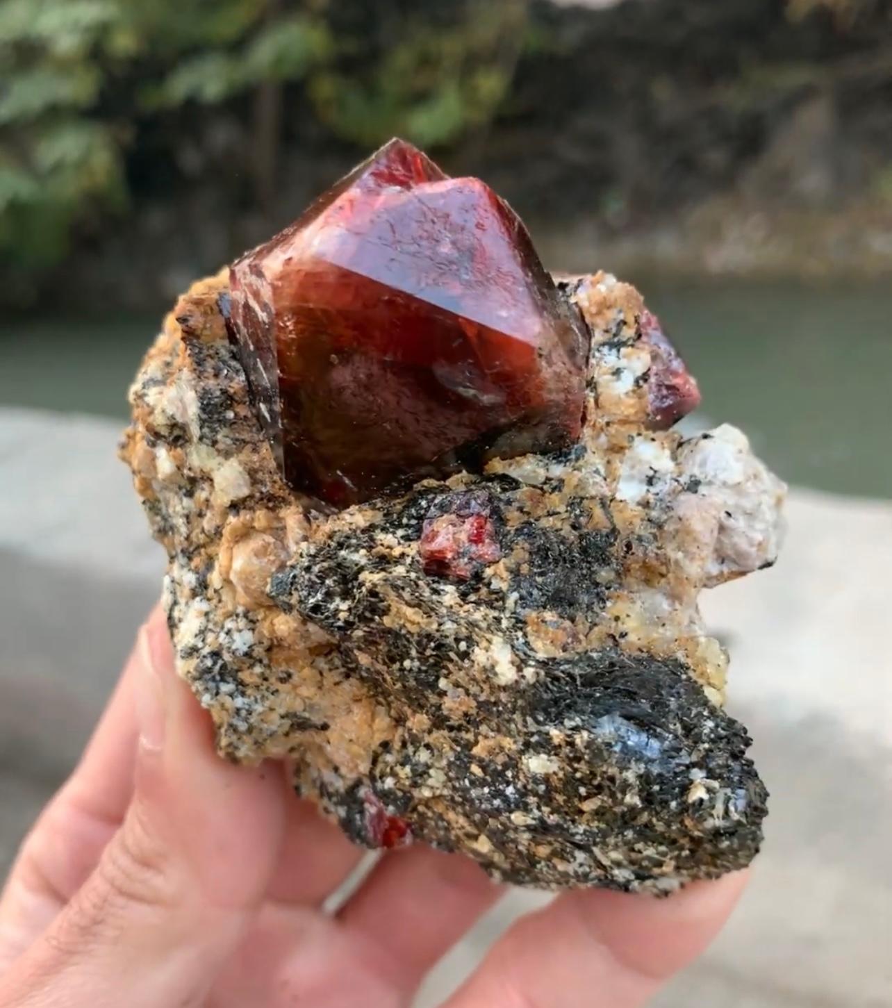 Isometric Red Zircon Crystal On Graphite And Calcite Matrix From Pakistan In Good Condition For Sale In Peshawar, PK