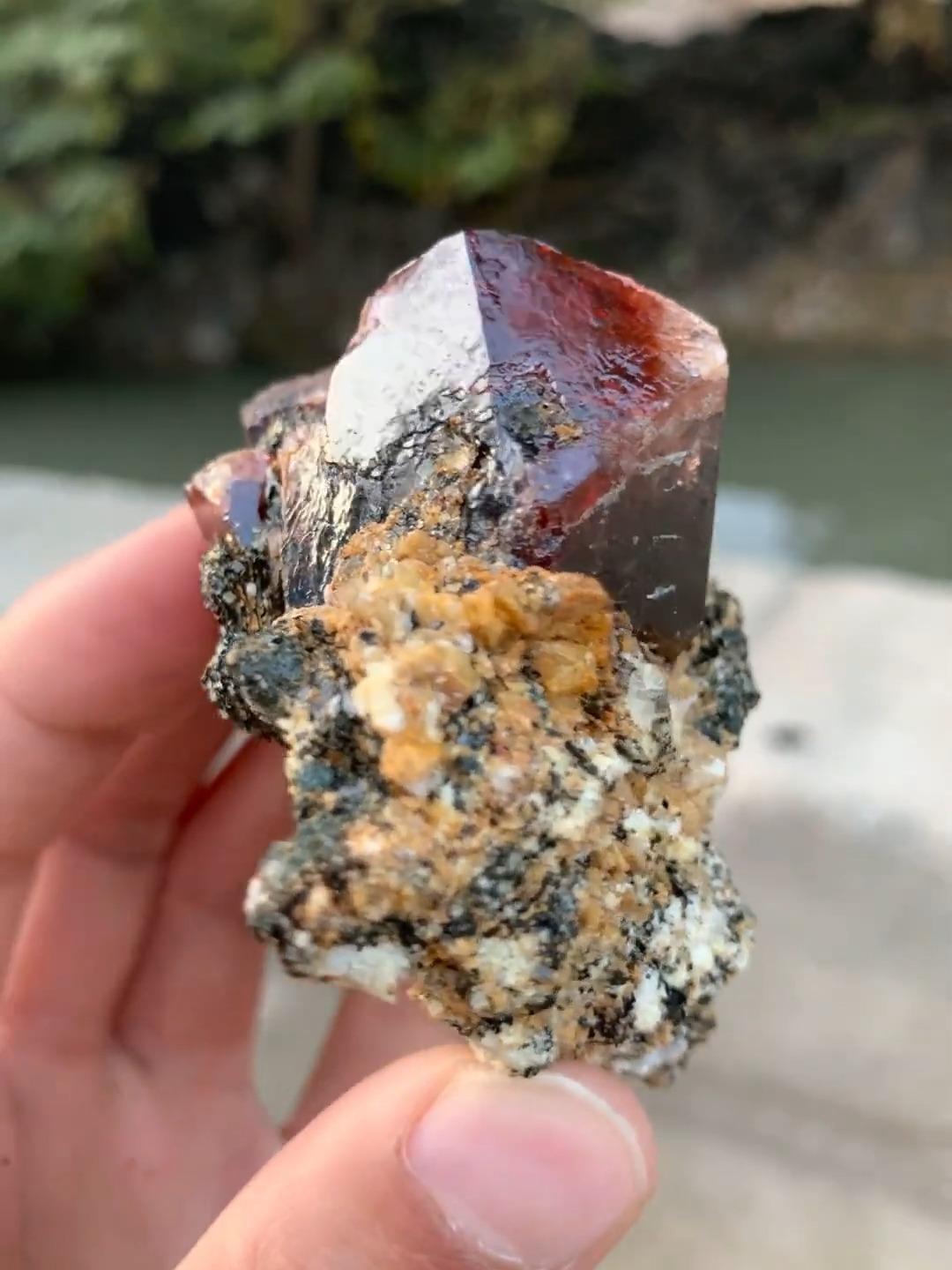 Isometric Red Zircon Crystal On Graphite And Calcite Matrix From Pakistan In New Condition For Sale In Bangkok, TH